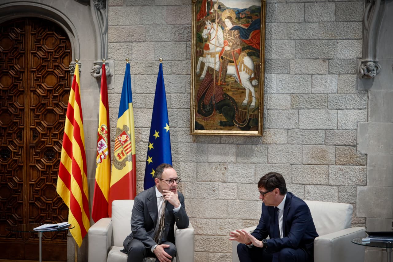 Trobada entre Xavier Espot i Salvador Illa a la Generalitat, a Barcelona.