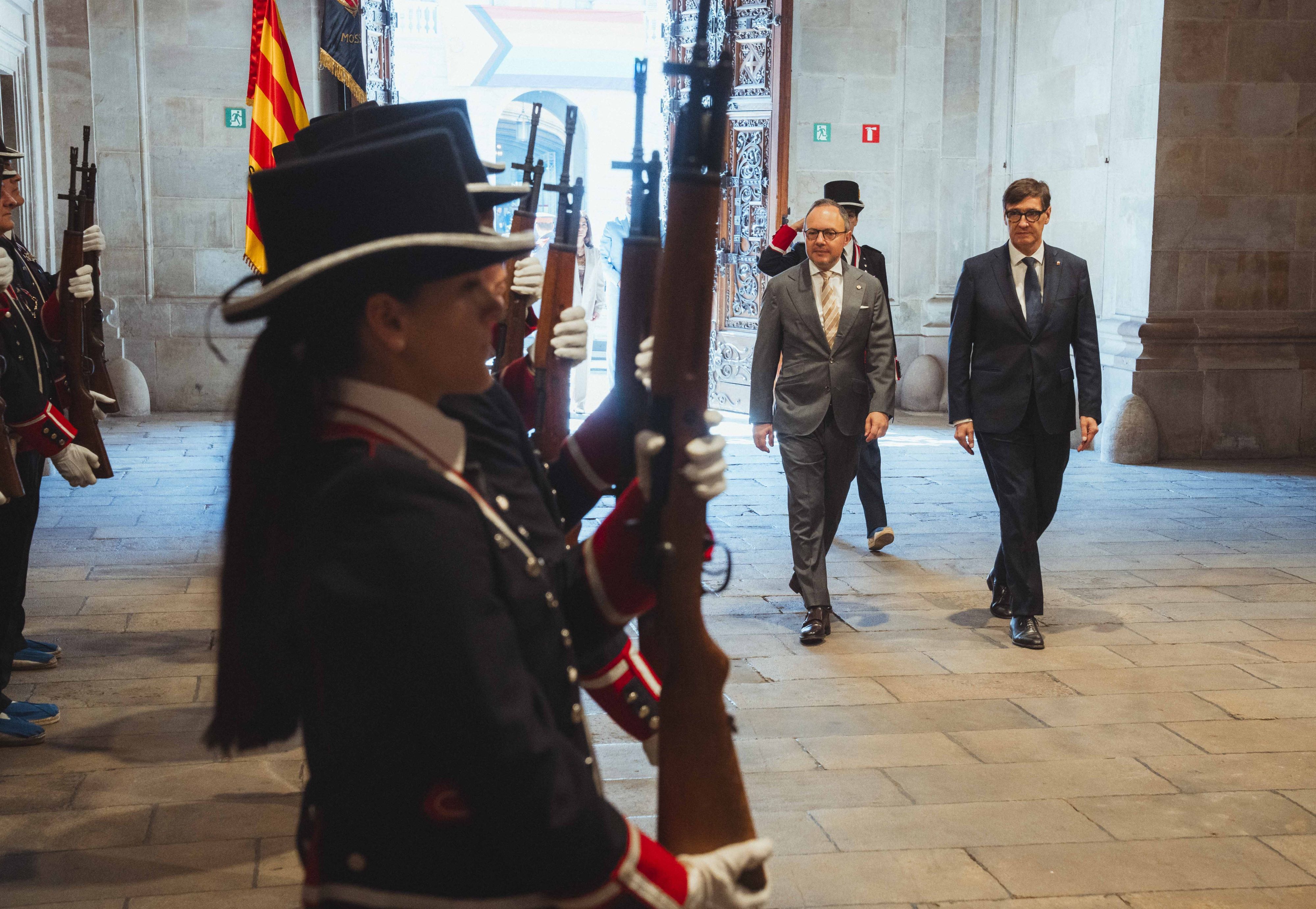 Espot i Illa arribant al Palau de la Generalitat.