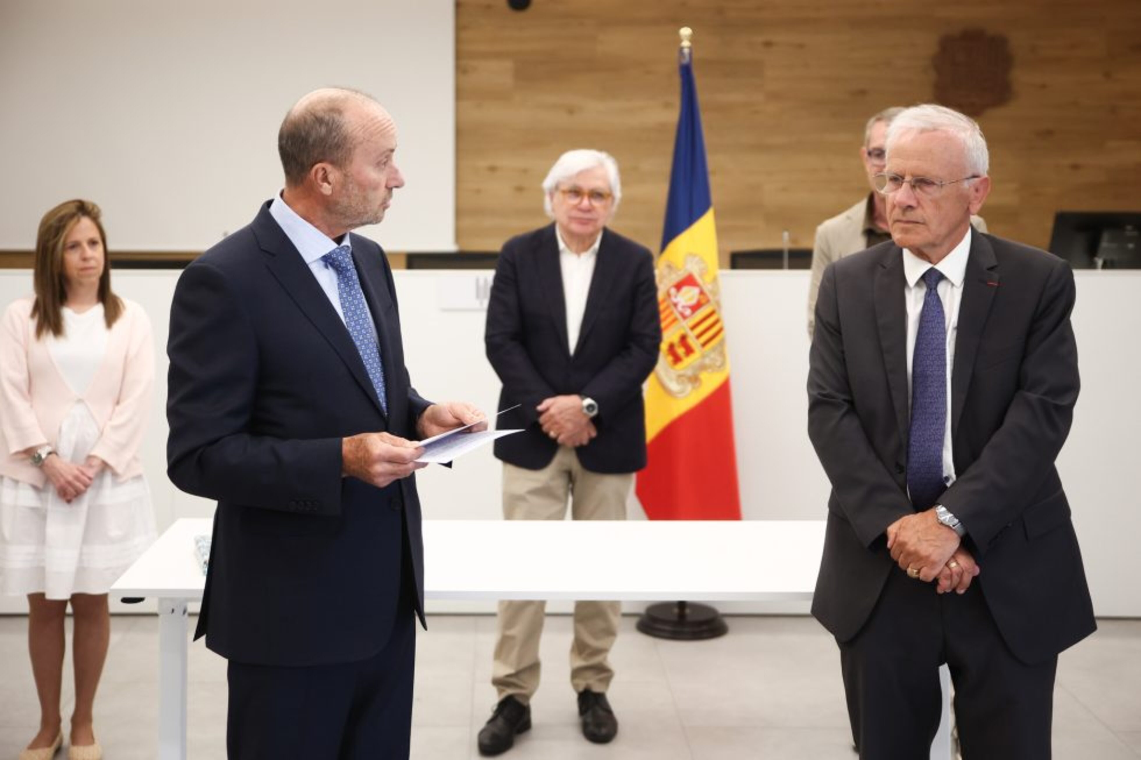 Josep Maria Rossell adreçant-se a Yves Picod durant l'homenatge.