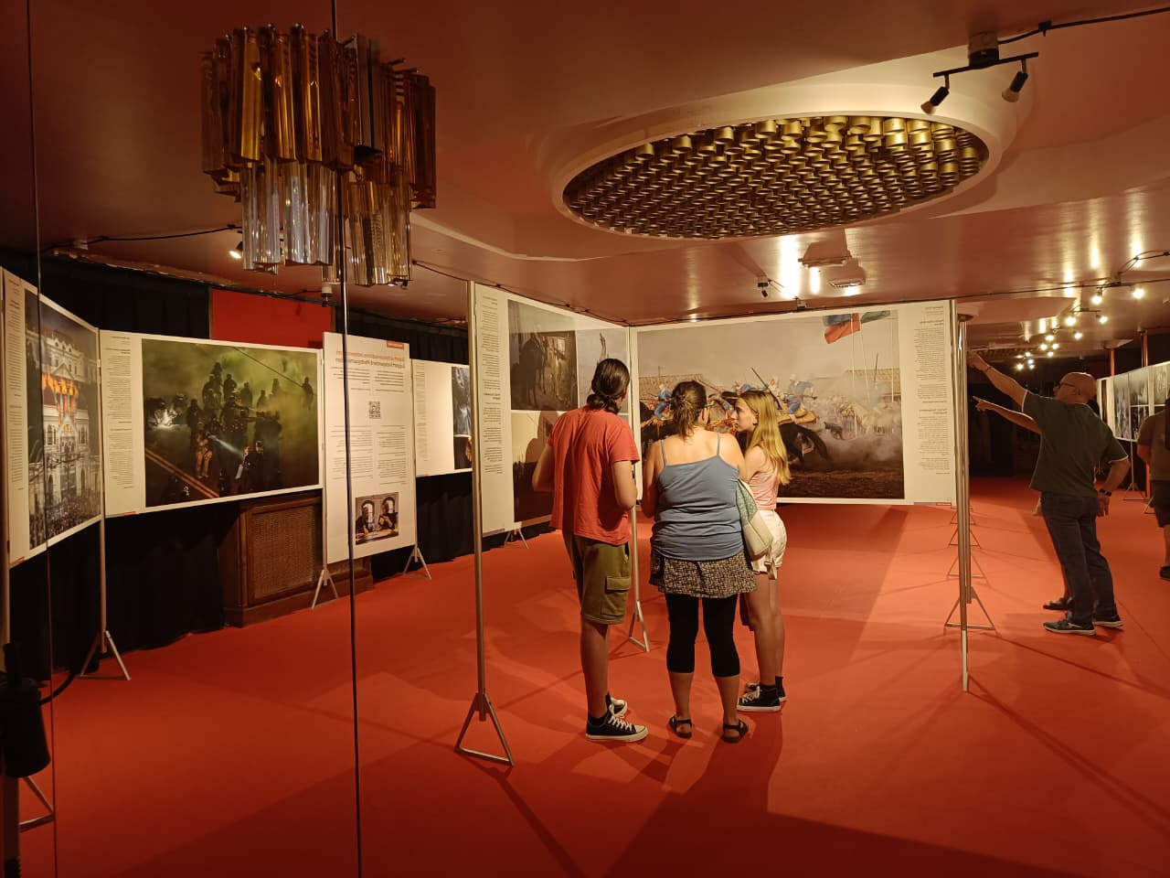 Visitants al World Press Photo de Sant Julià.
