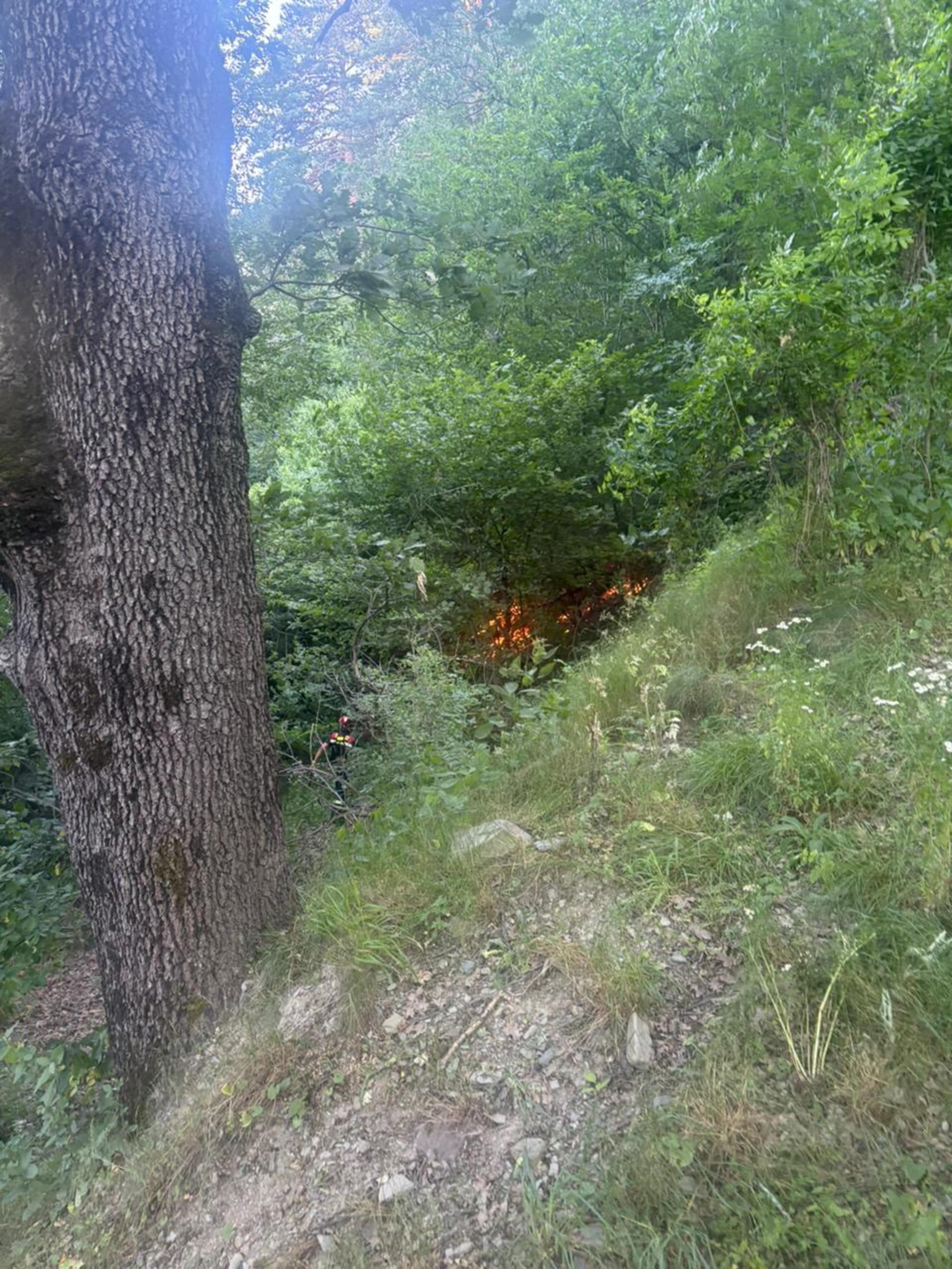 Un bomber dirigint-se cap a les flames.