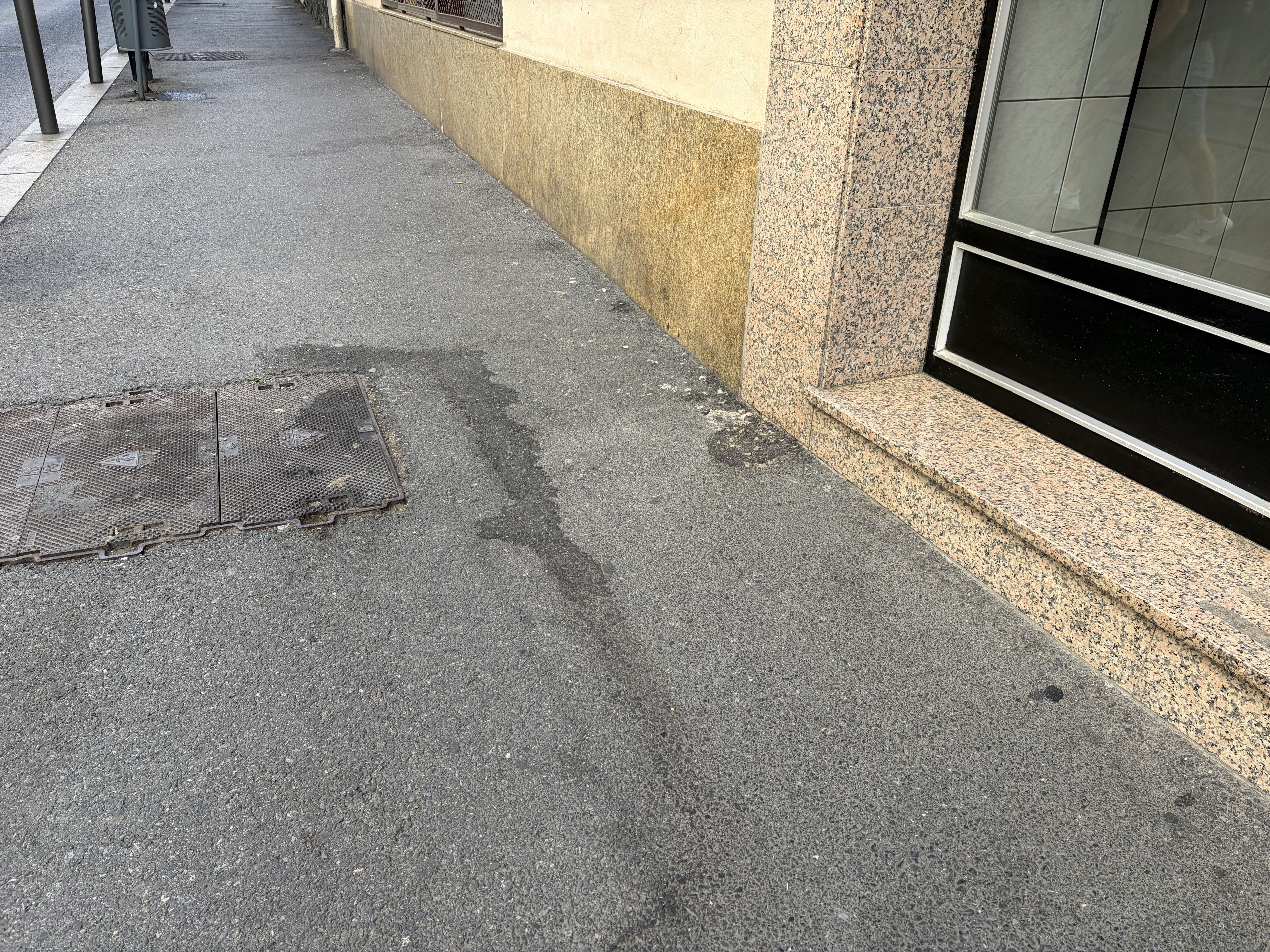 El carrer està ple de marques d'orins.