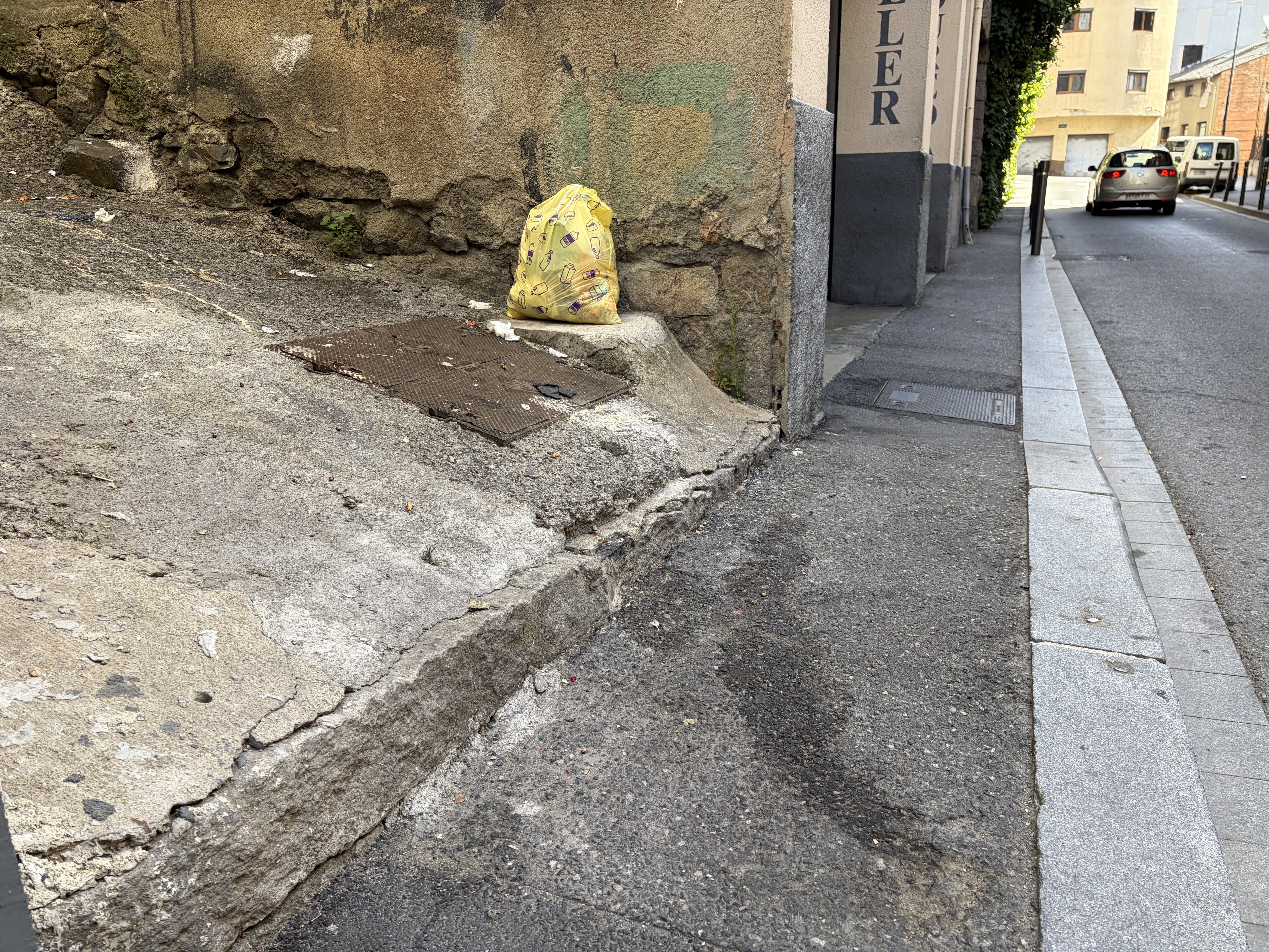 Per alguns veïns, els cubells semblen estar massa lluny.