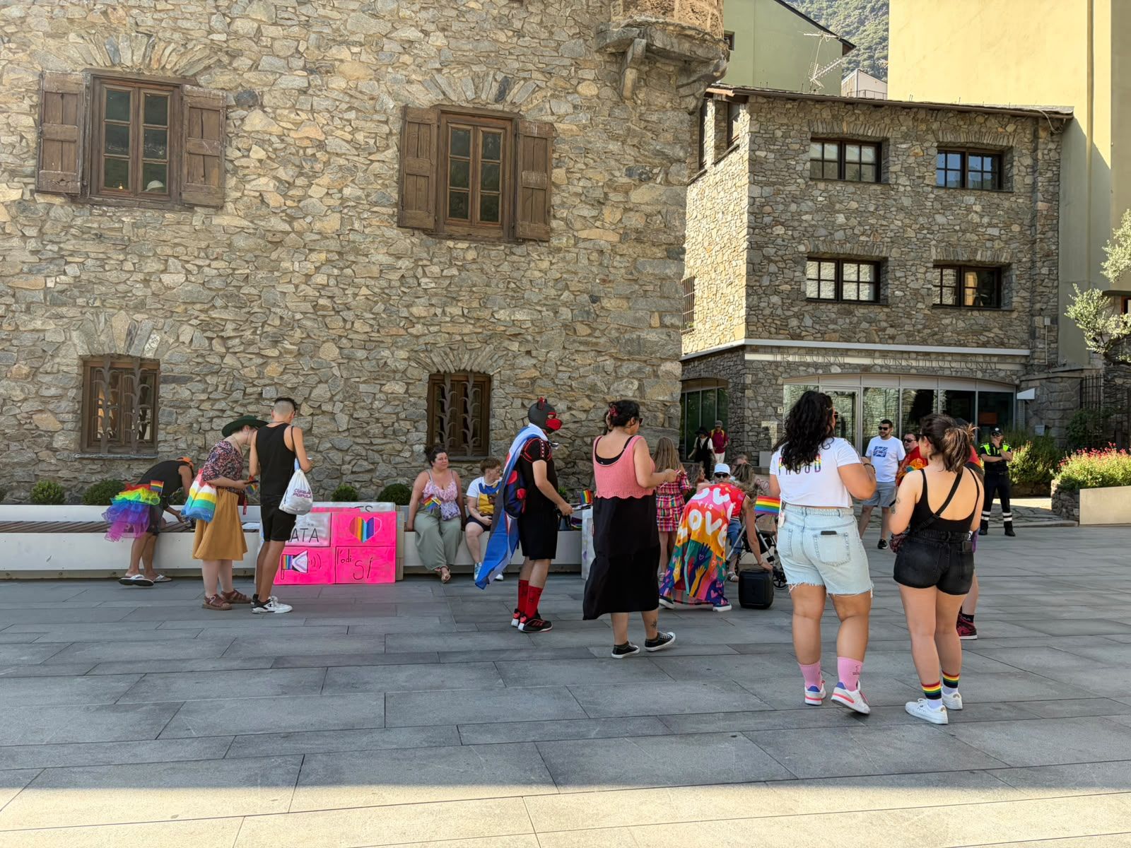 Participants en la marxa de l'Orgull abans de sortir de la plaça del Consell.