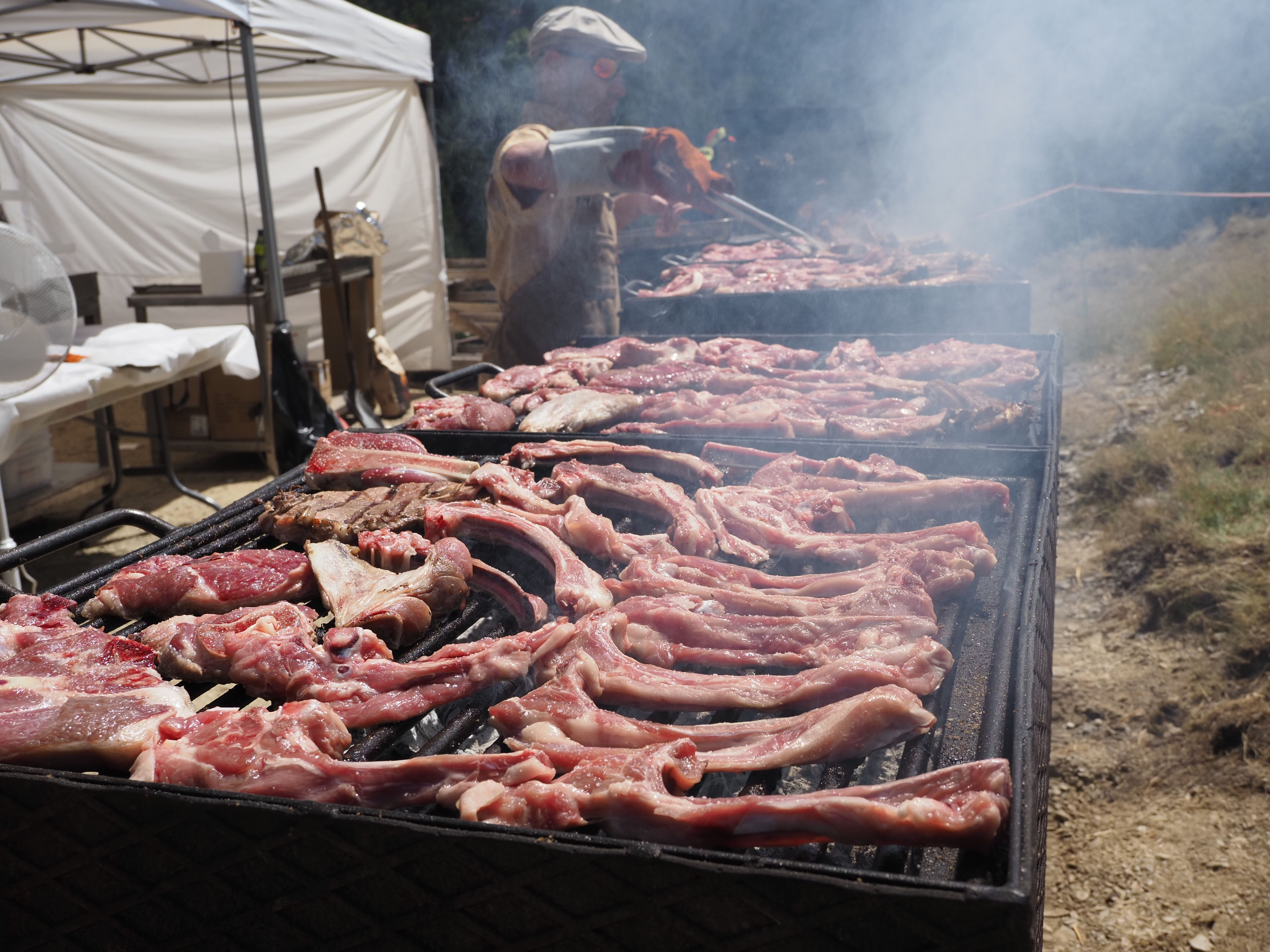 Preparació de la carn a la brasa.