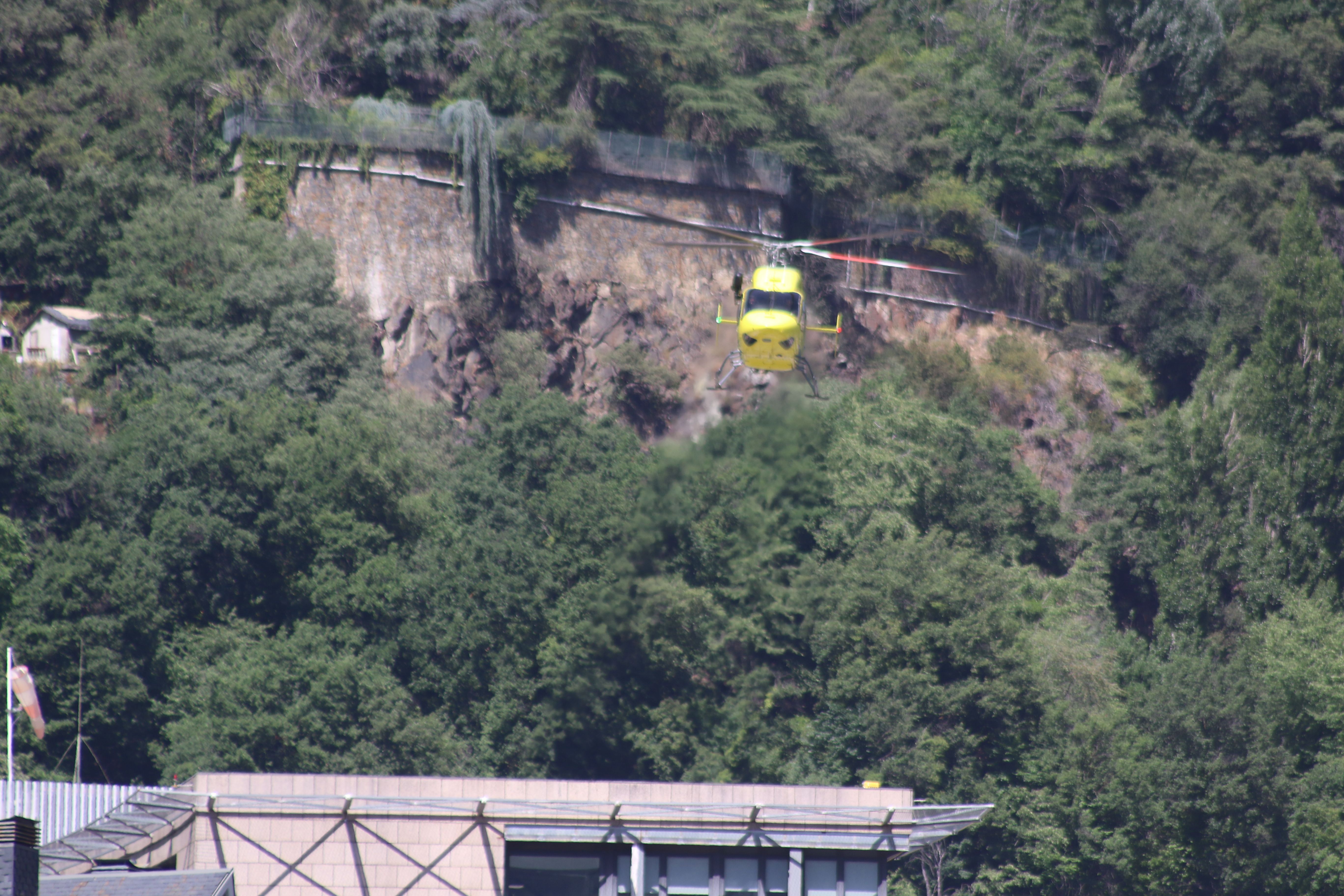 L'helicòpter en un dels trasllats que ha fet aquest dissabte a l'hospital.