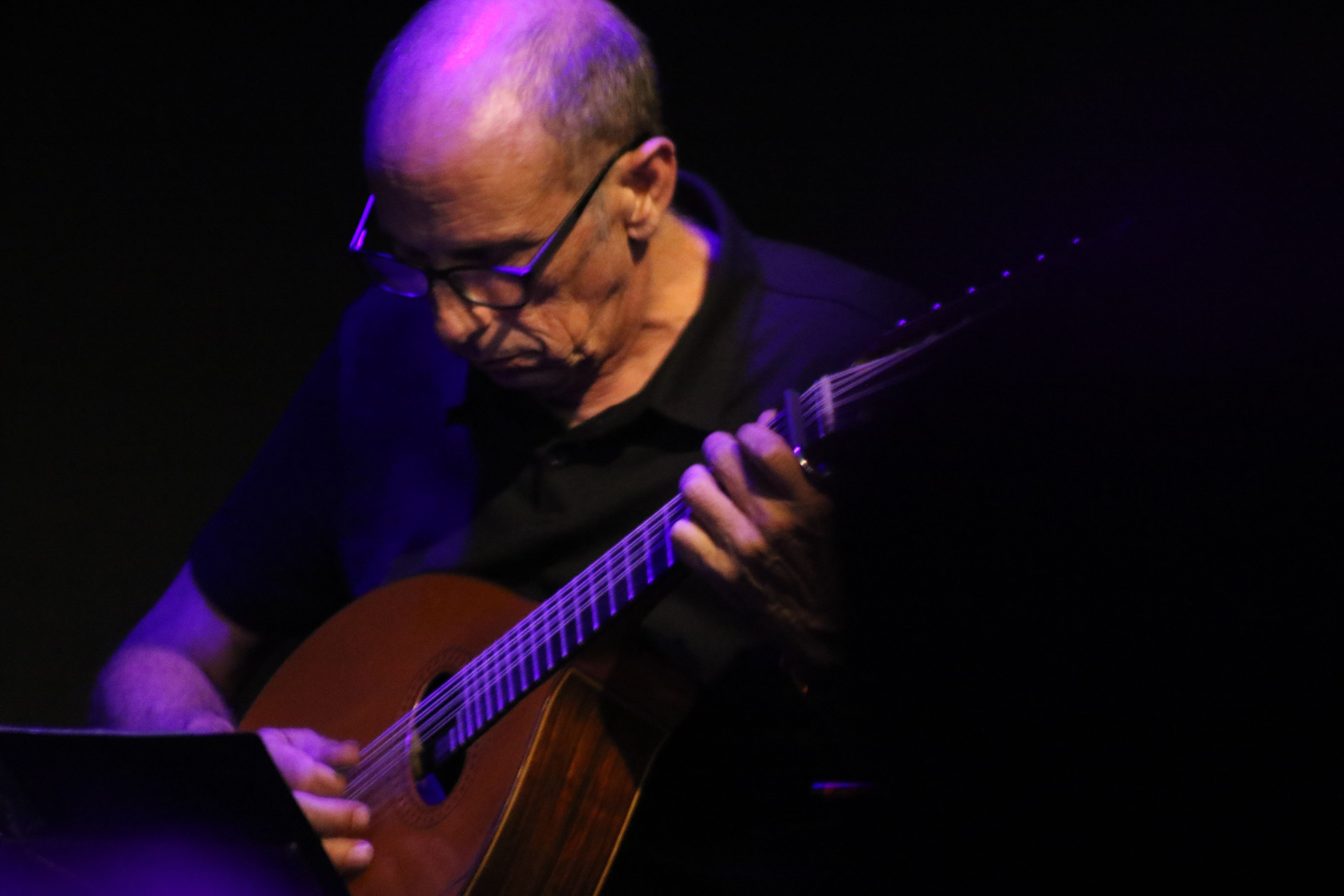 Toni Pastor, músic, productor i arranjador, amb el llaüt, 