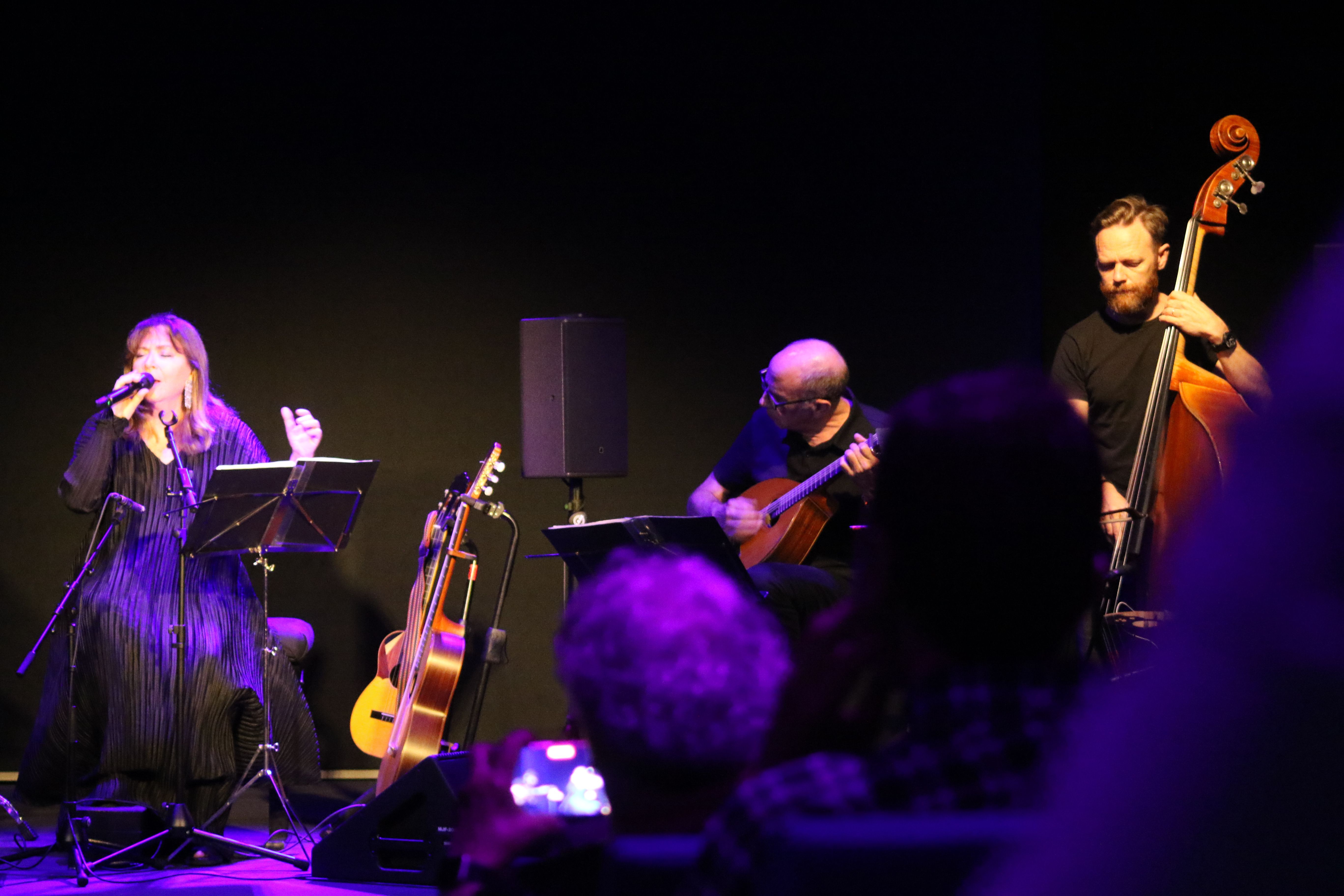 Bonet amb dos dels seus instrumentistes en ple concert.