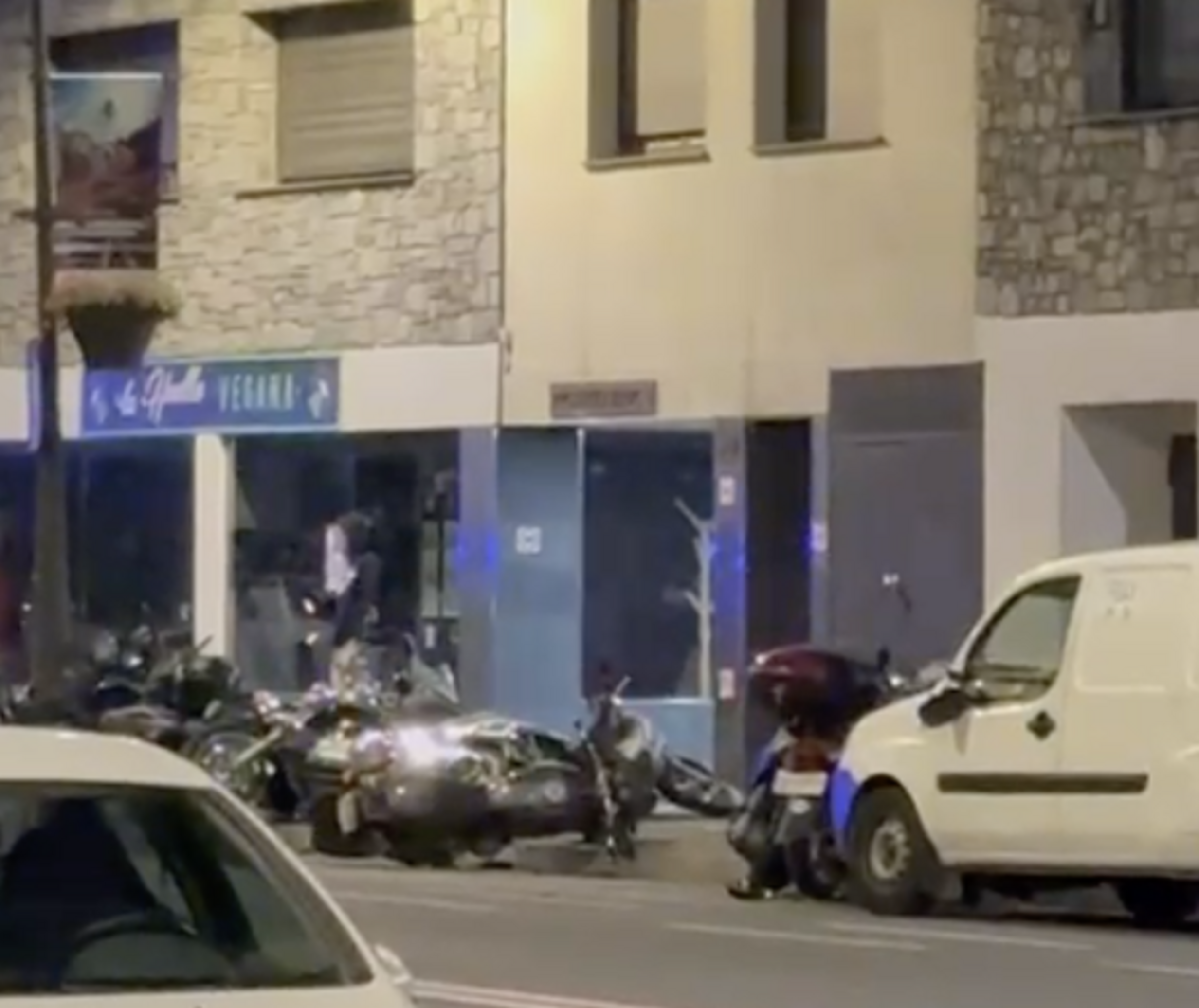 Les motos han anat per terra a l'altura del número 50 de l'avinguda de Sant Antoni.