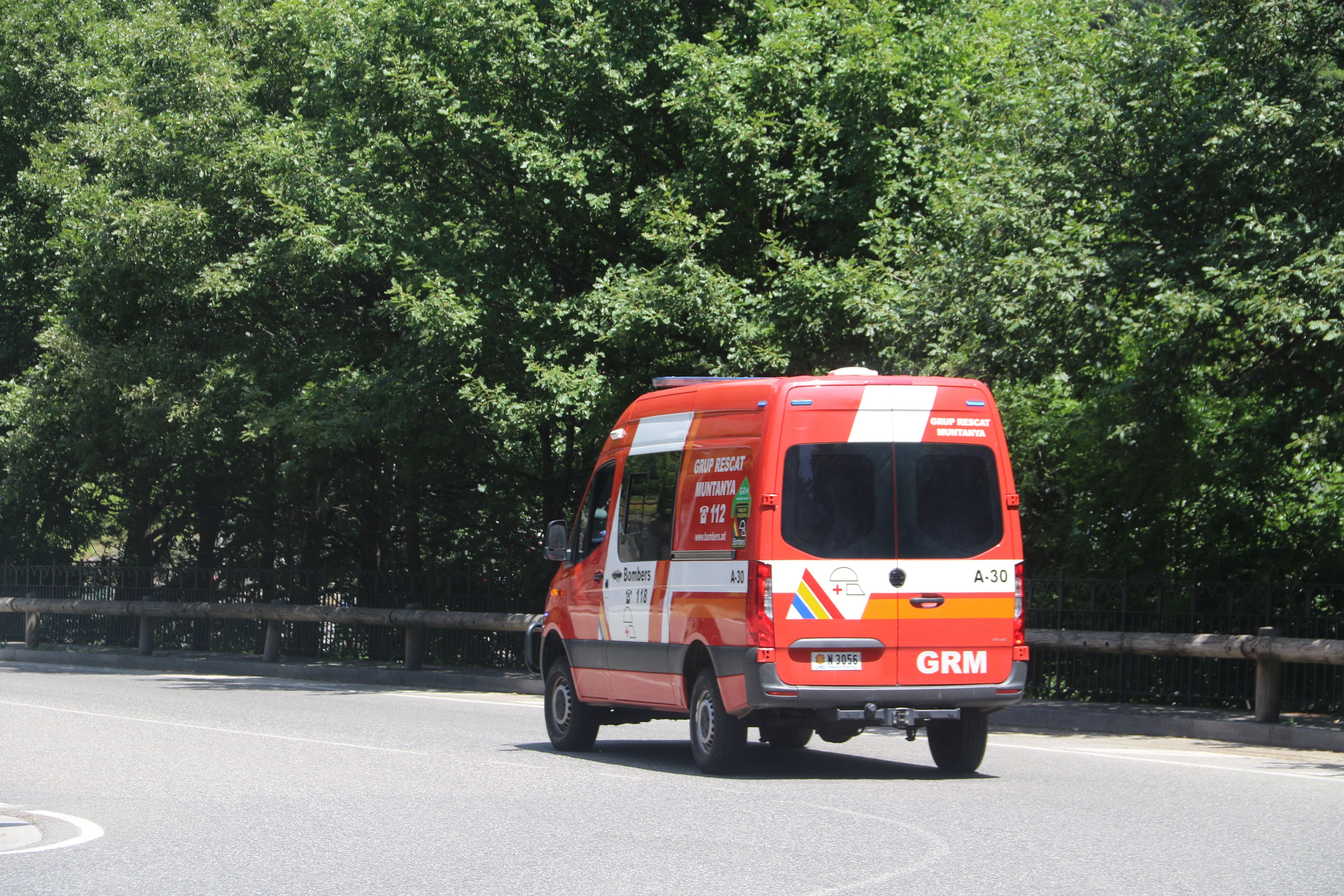 Un vehicle del grup de rescat de muntanya dels bombers passant aquest migdia per la zona on s'han vist els focs.