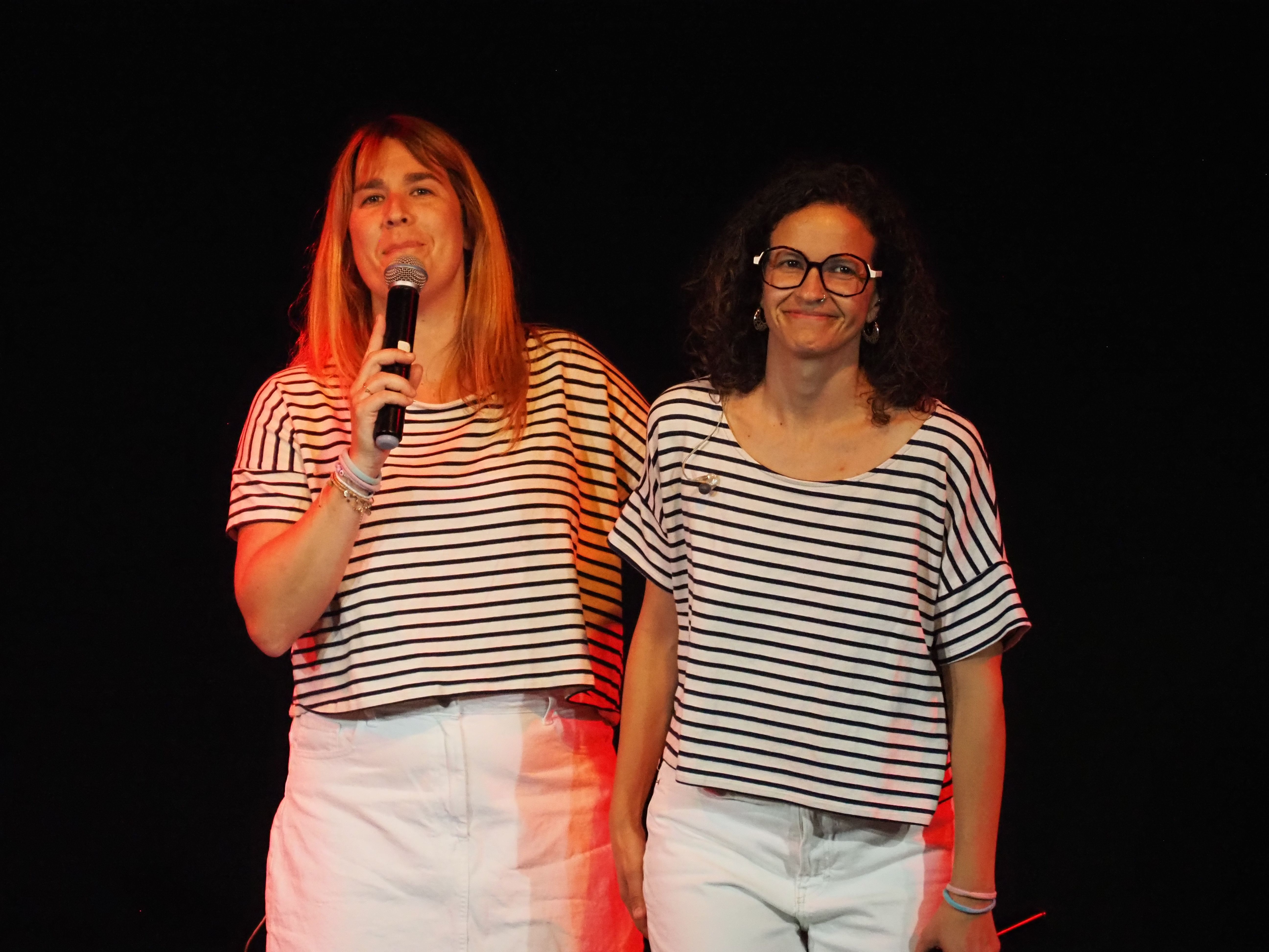 Montse Ferrermoner fent els honors a Marta Pérez. 