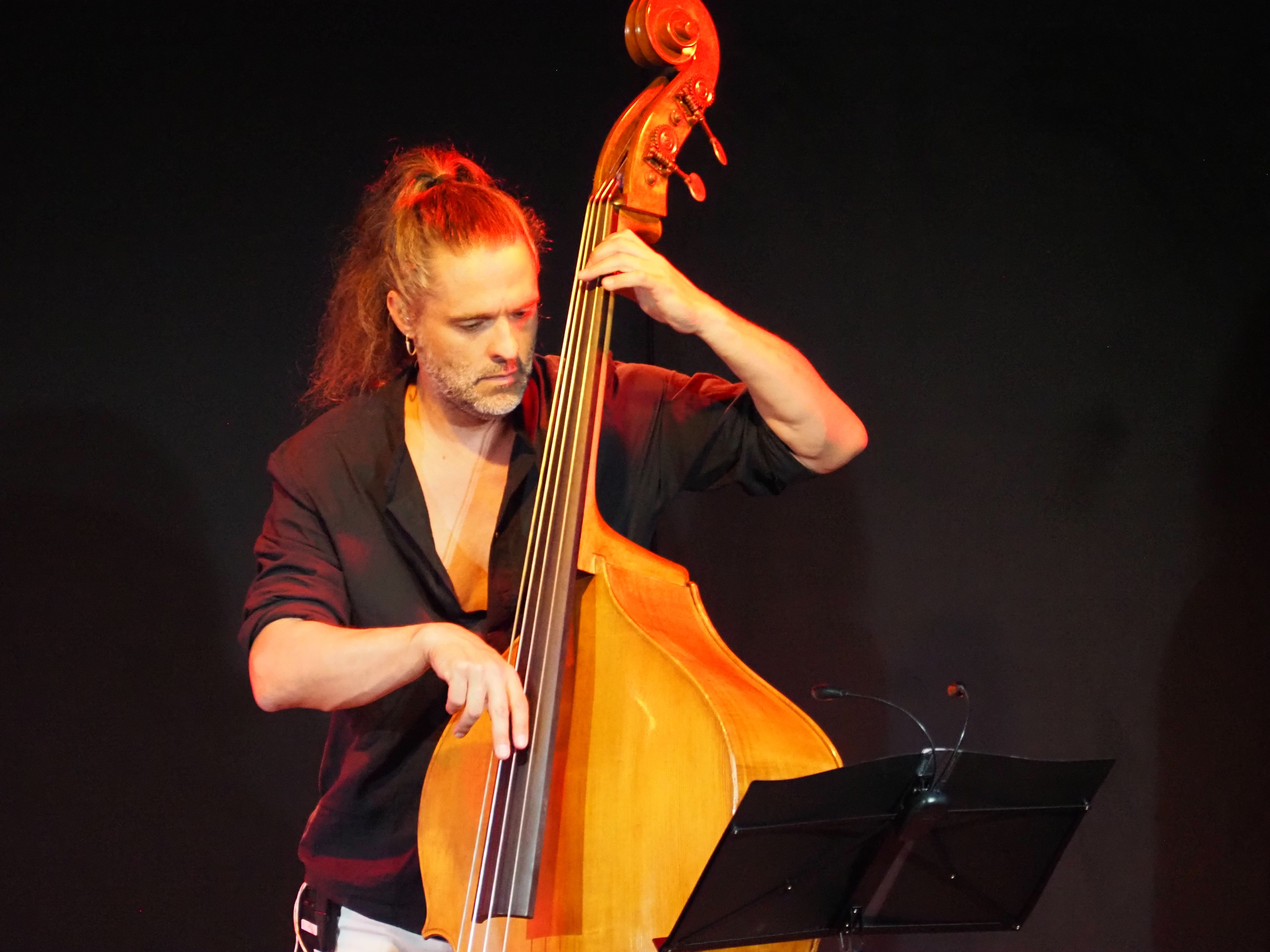Xevi Pasqual al contrabaix.