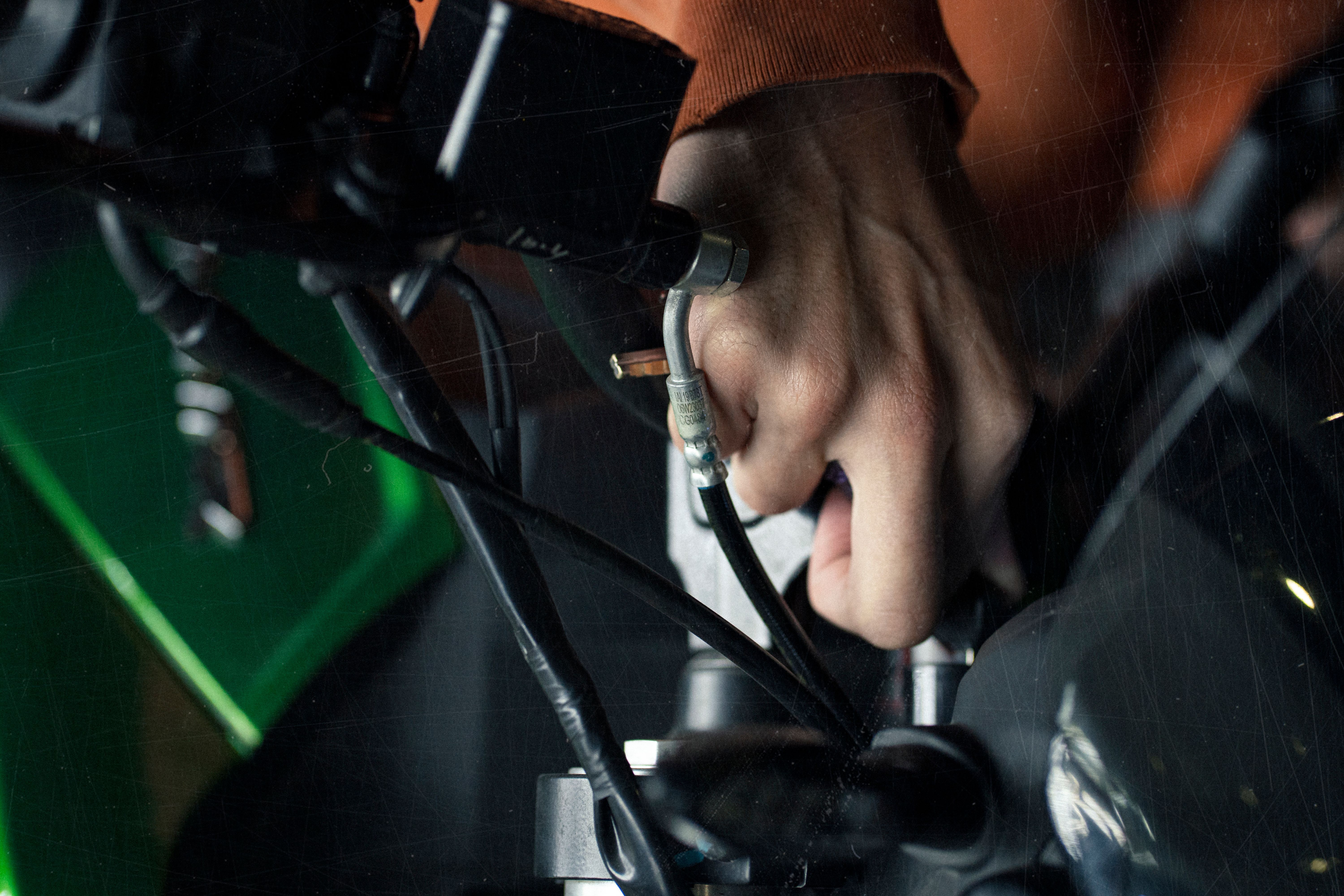 Un mecànic reparant una moto.