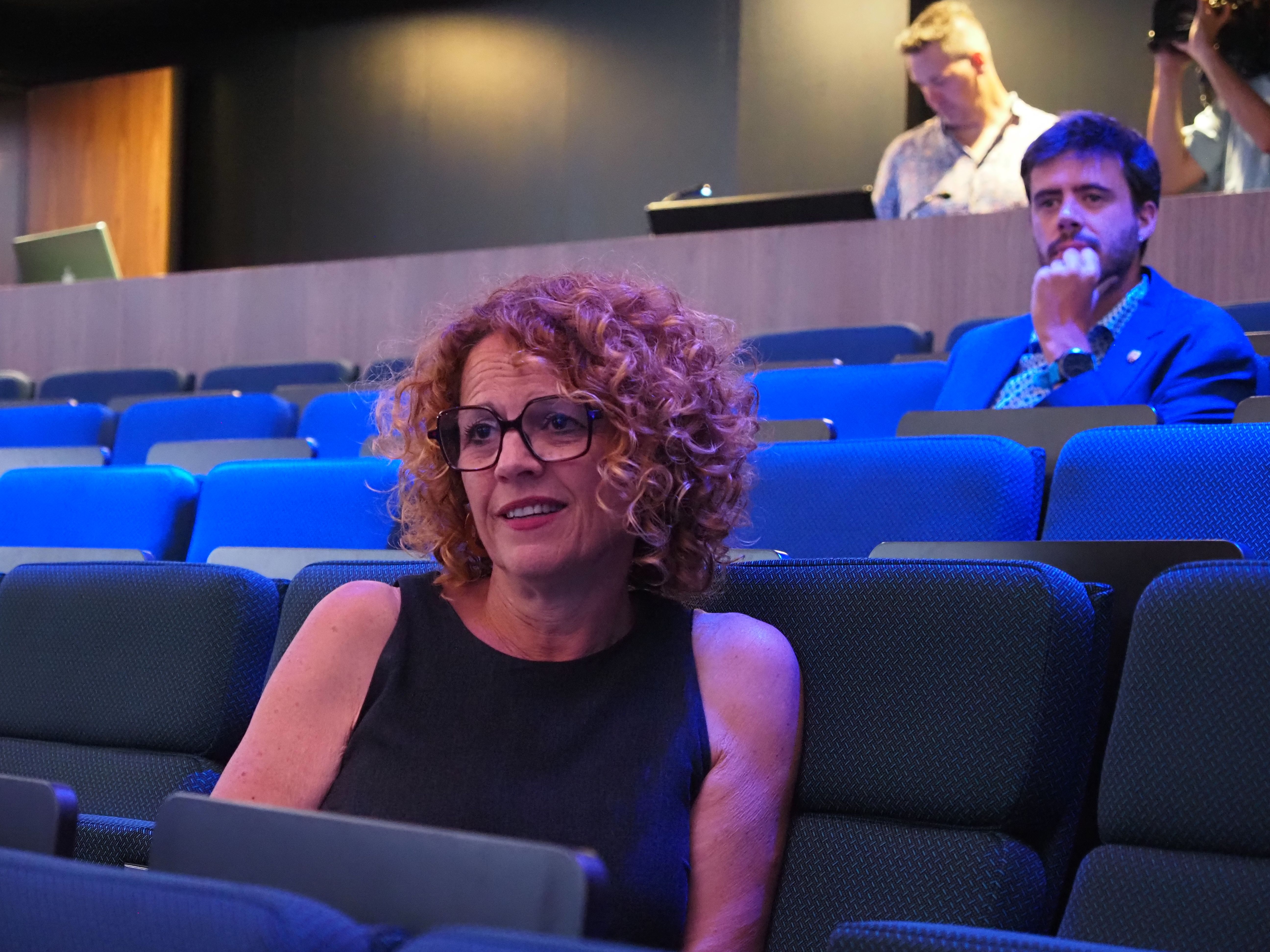 Teresa Areny i Cerni Cairat asseguts al nou auditori Claror.