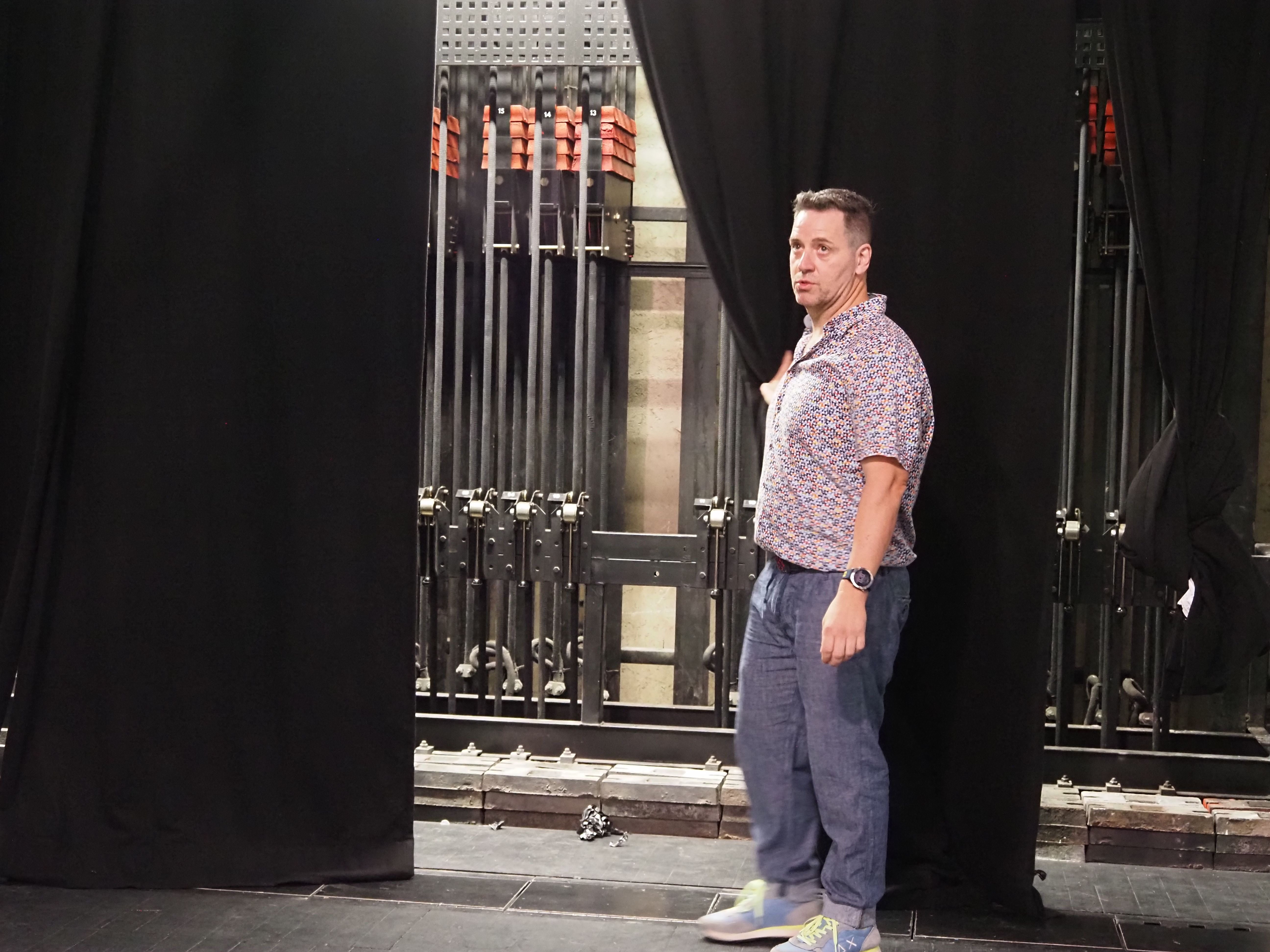 Joan Codina mostra les novetats a l'escenari.