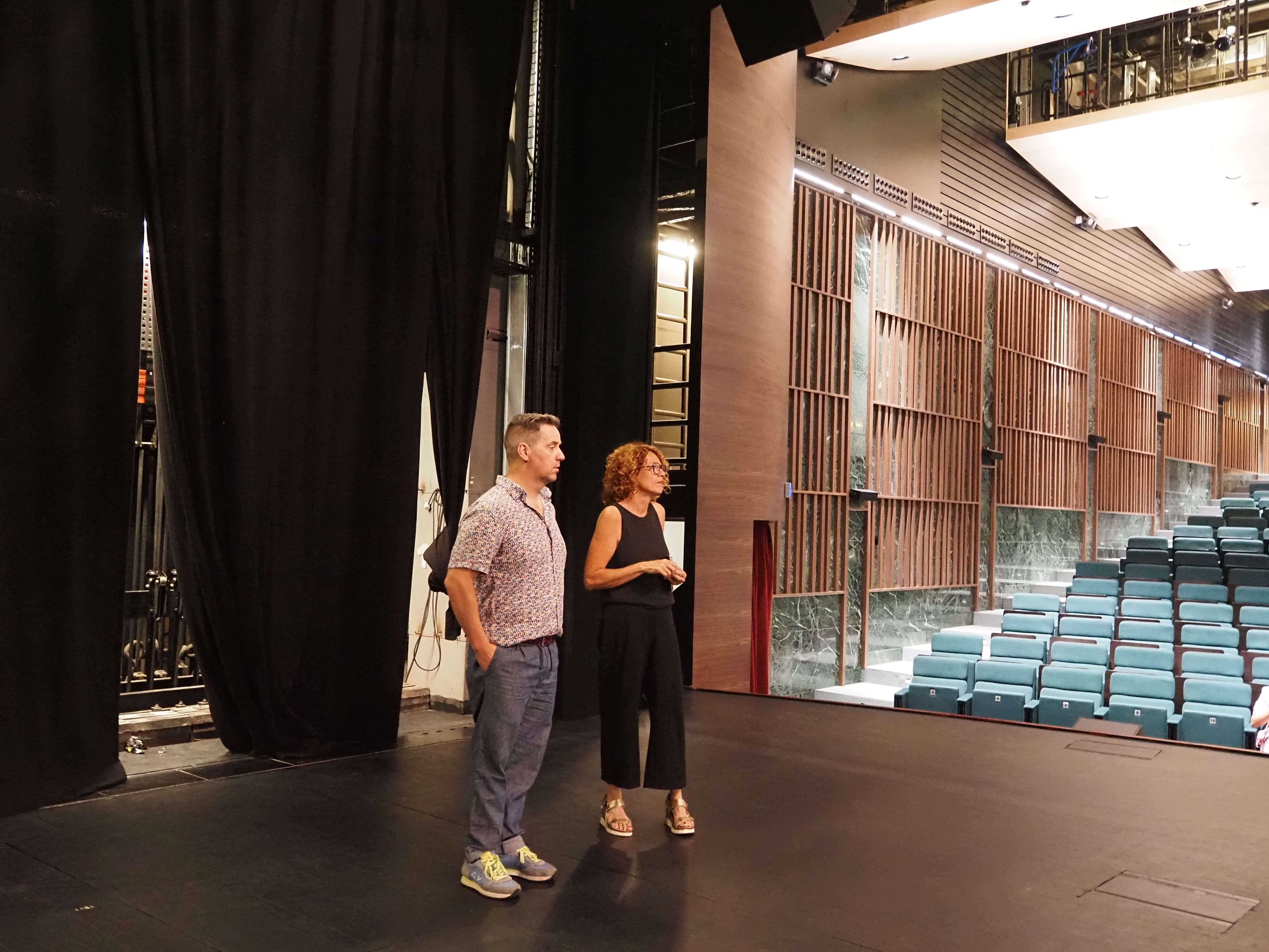 Joan Codinai Teresa Areny a l'escenari de l'auditori Claror.