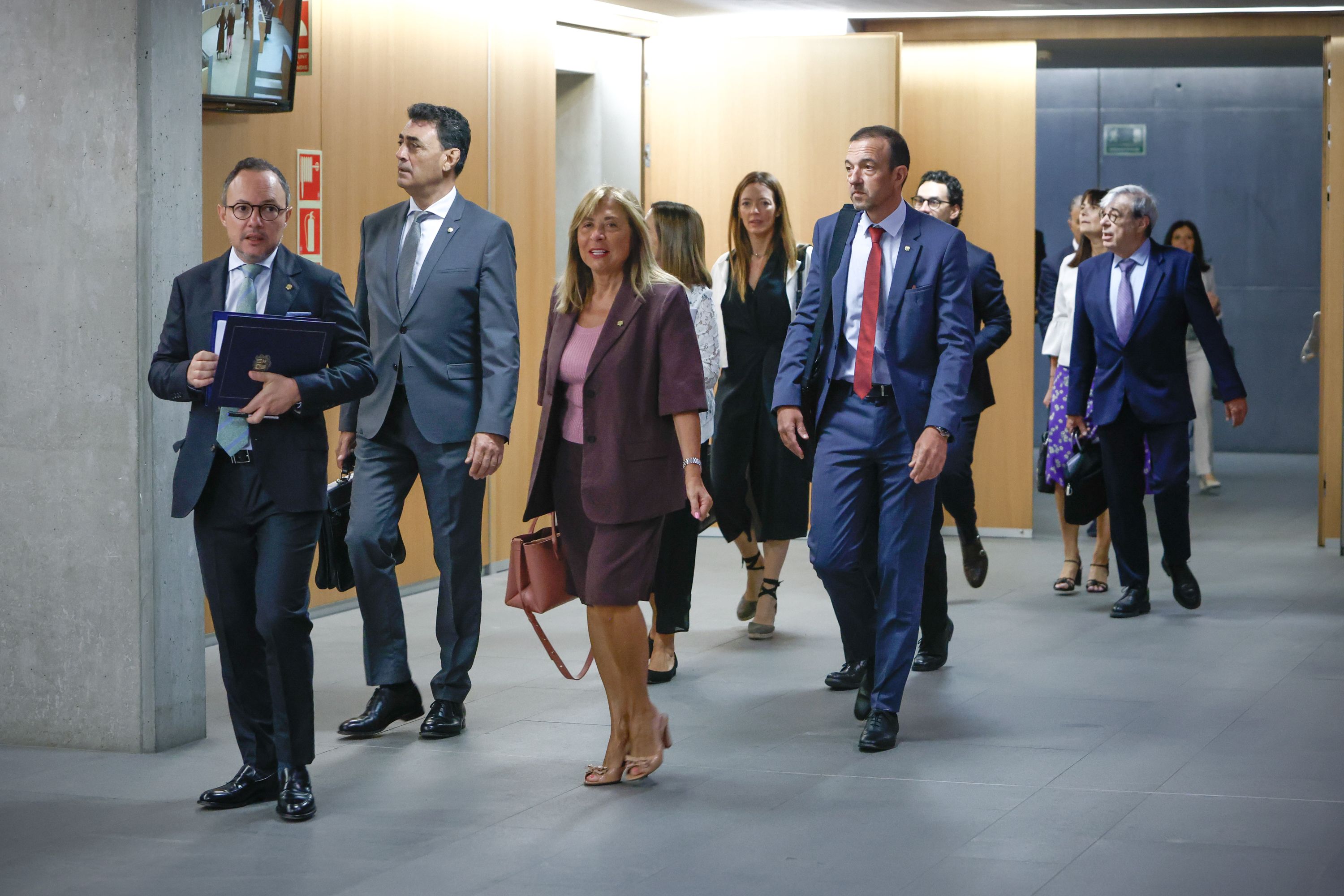 Espot arribant a l'hemicicle amb la resta de membres del Govern.