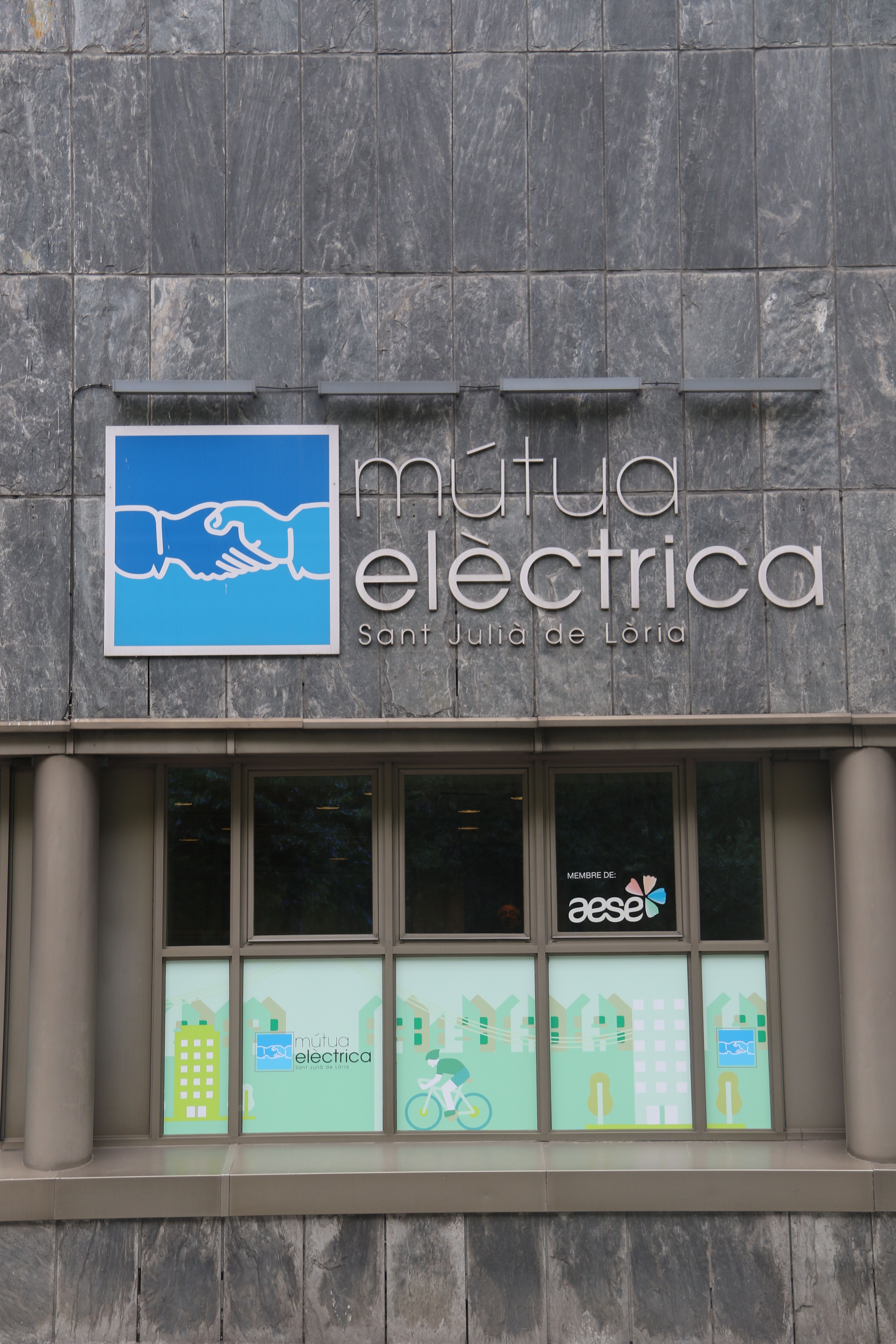 Una imatge de la façana de la Mútua Elèctrica de Sant Julià.
