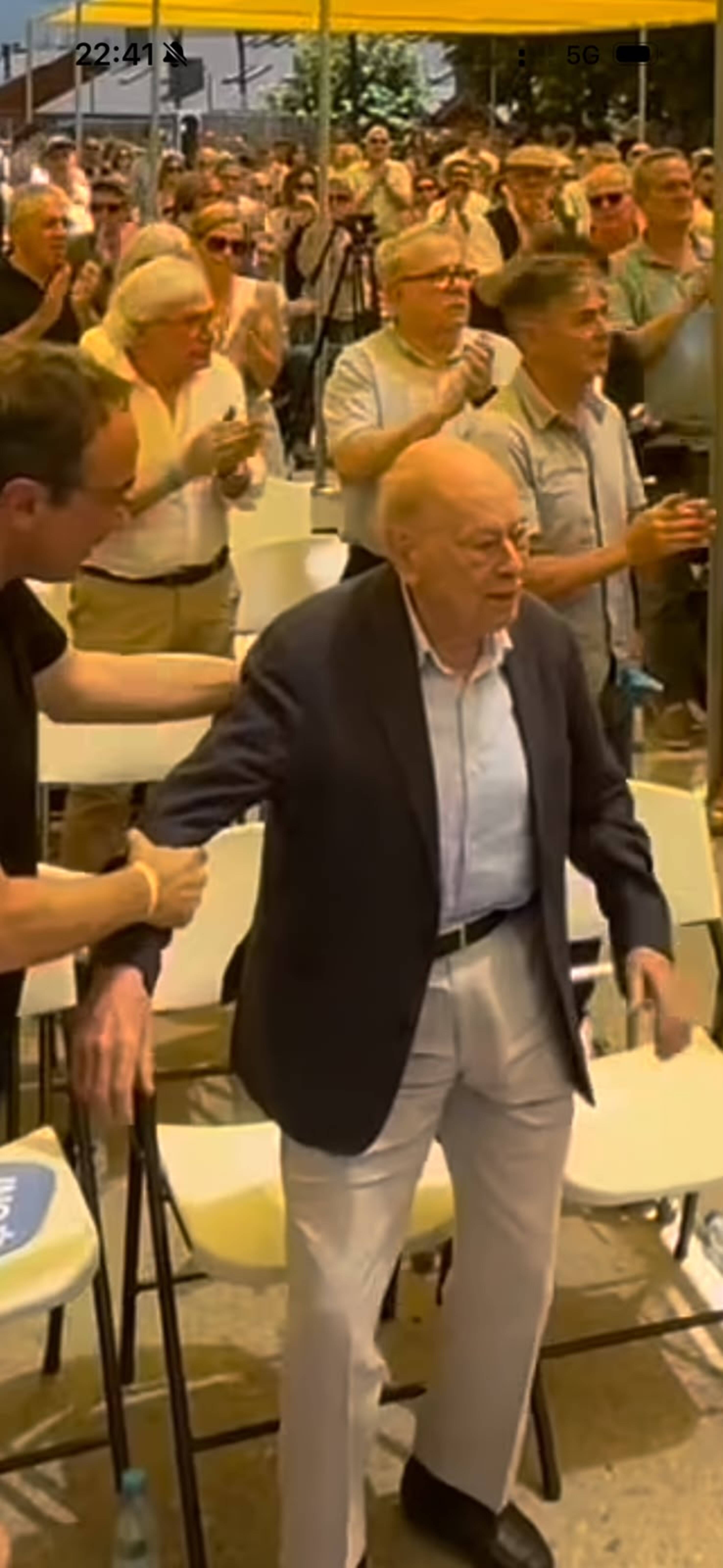 Jordi Pujol en primer terme, agafat per Josep Rull, i Ramon Camp darrera a l'esquerra.