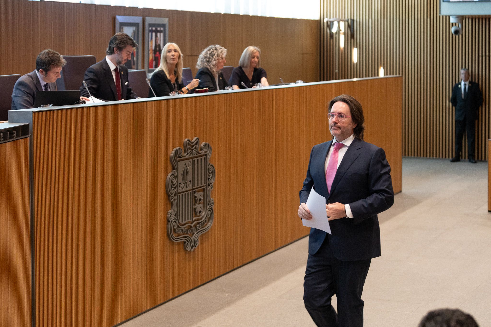 Carles Naudi es dirigeix a la tribuna d'oradors.