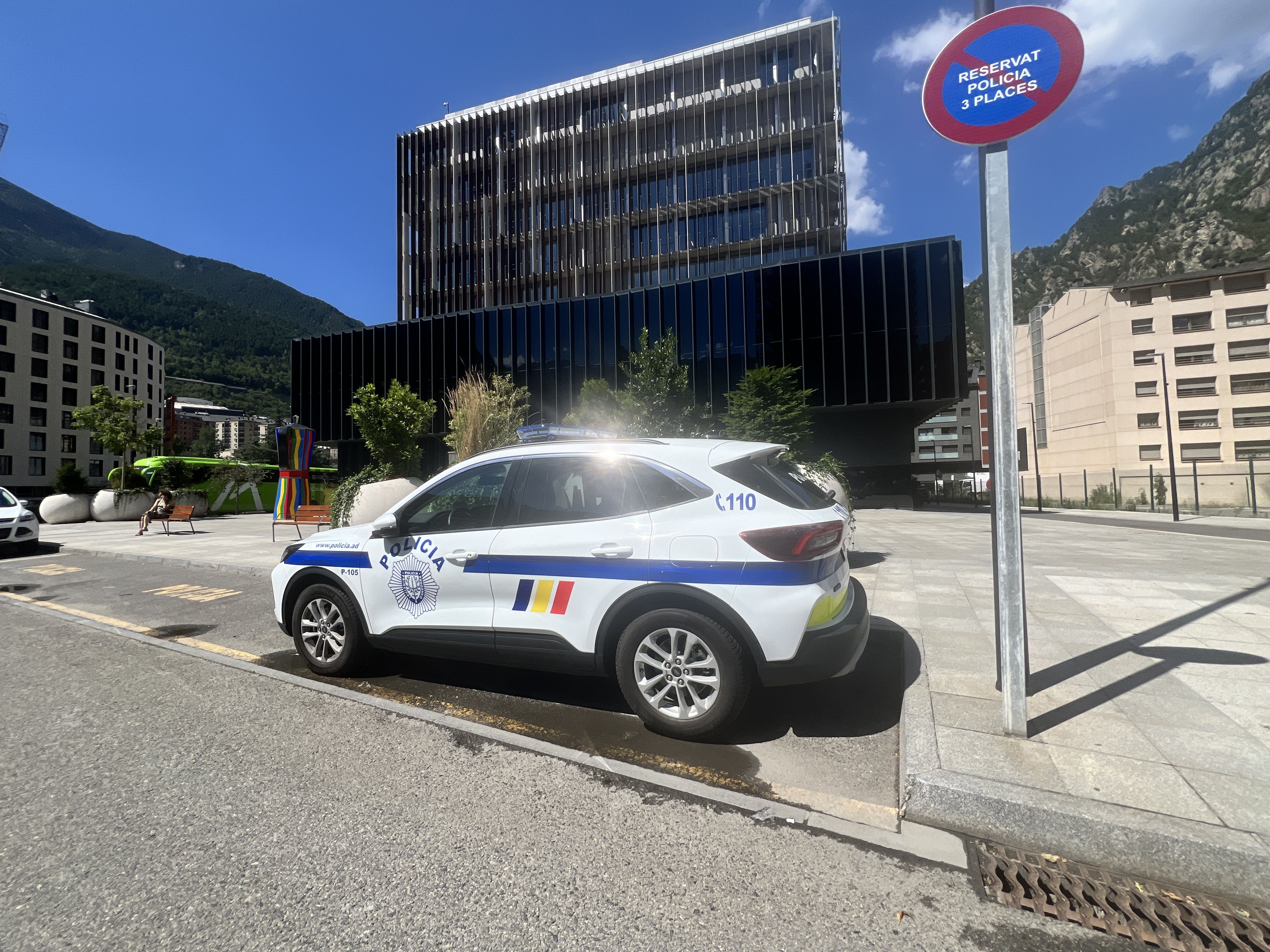 Un cotxe policial en les immediacions de la Seu de la Justícia aquest migdia.