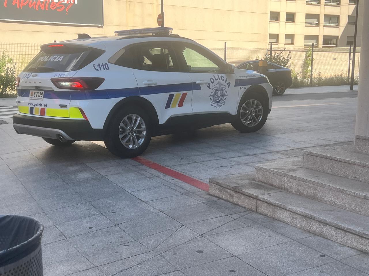 El cotxe policial traslladant el pres a la seu de la Justícia; després ha quedat en llibertat.