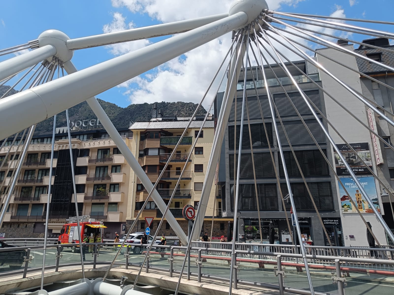 Actuació de bombers i policia a la zona del pont de París poc abans de les 3 de la tarda.