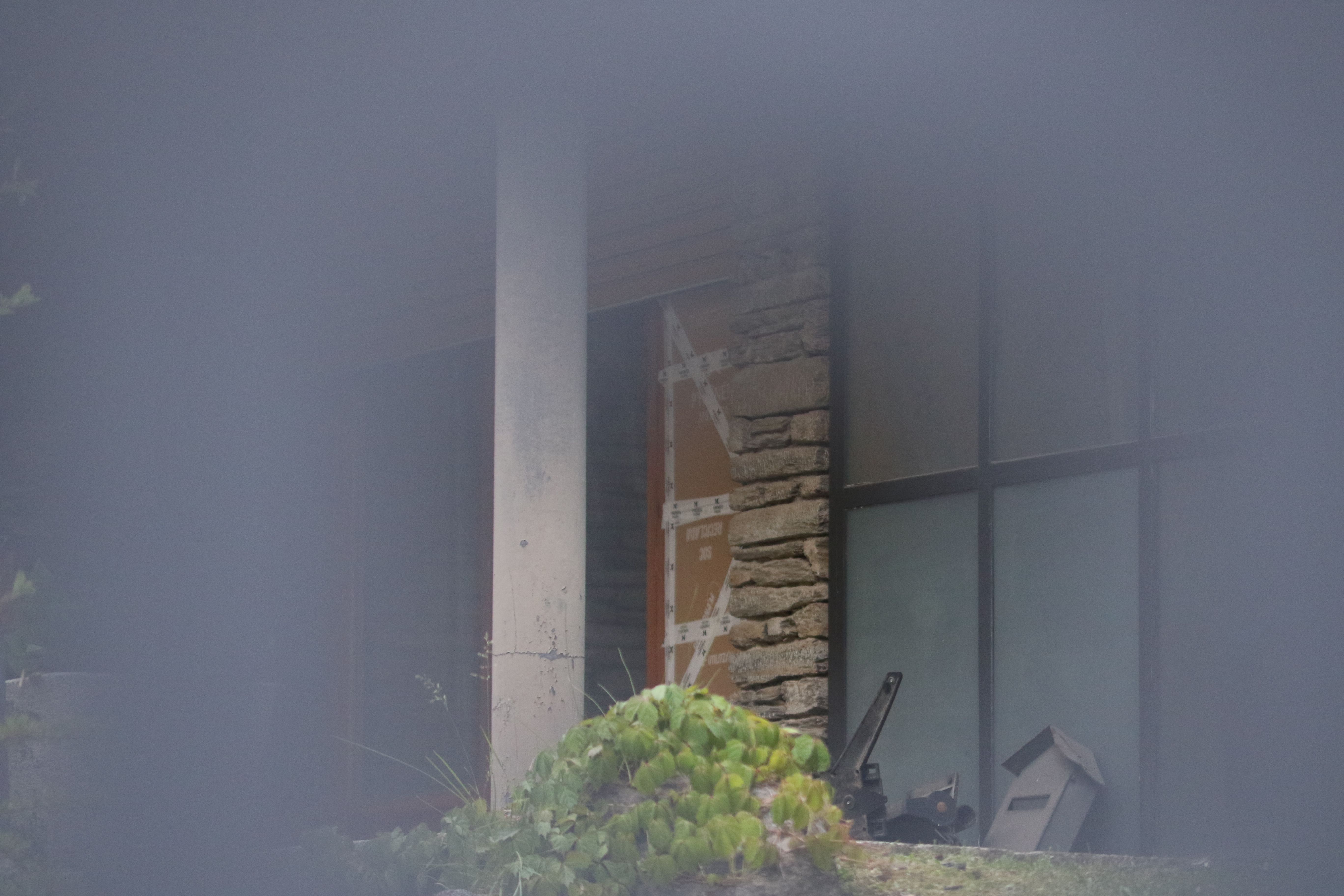 Vidriera violentada pels ara condemnats, 36 hores després dels fets.