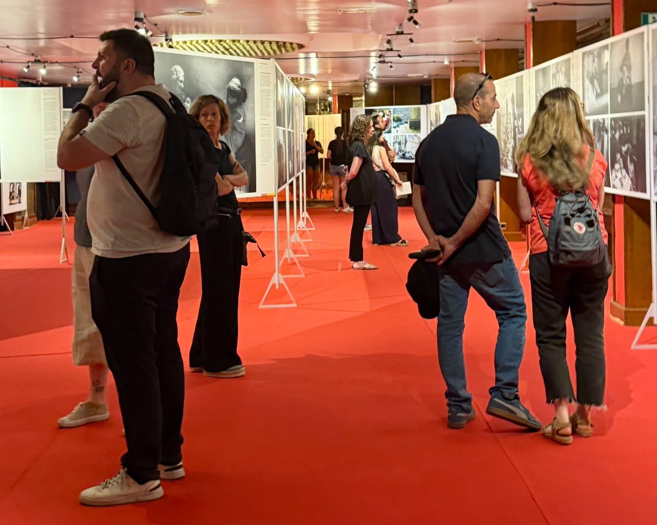 Visitants de la mostra a l'Hotel Pol.
