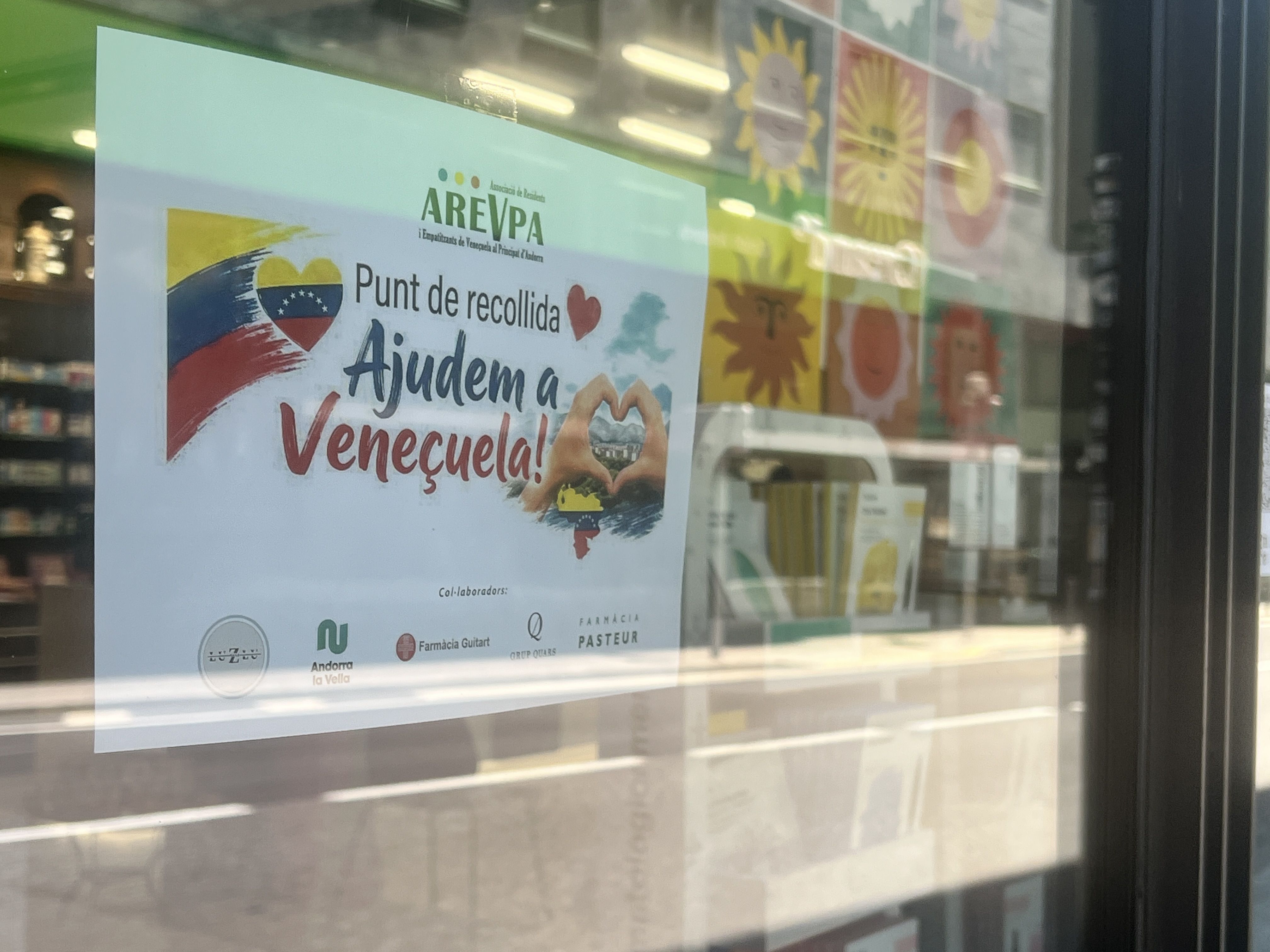 Un dels establimens que recull material per a Veneçuela.