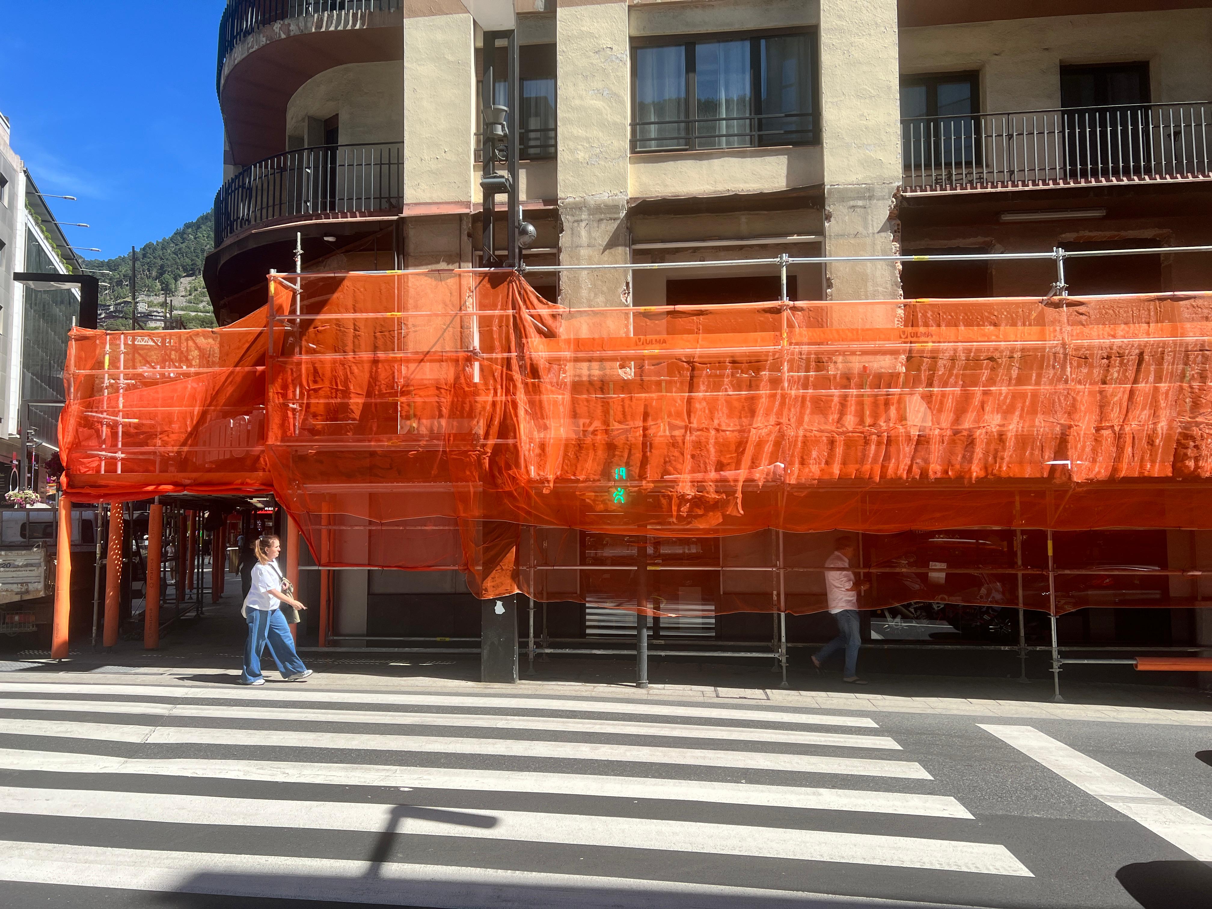Una imatge general de la bastida, que poca cosa, respecte dels vianants, acaba cobrint.