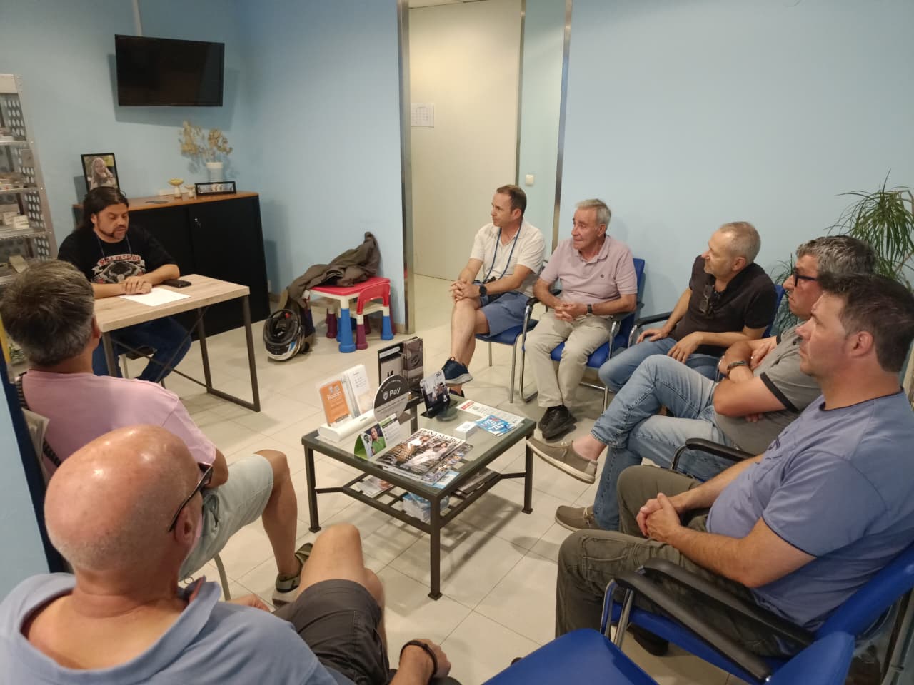 Membres de l'AAME abans de començar l'assemblea.