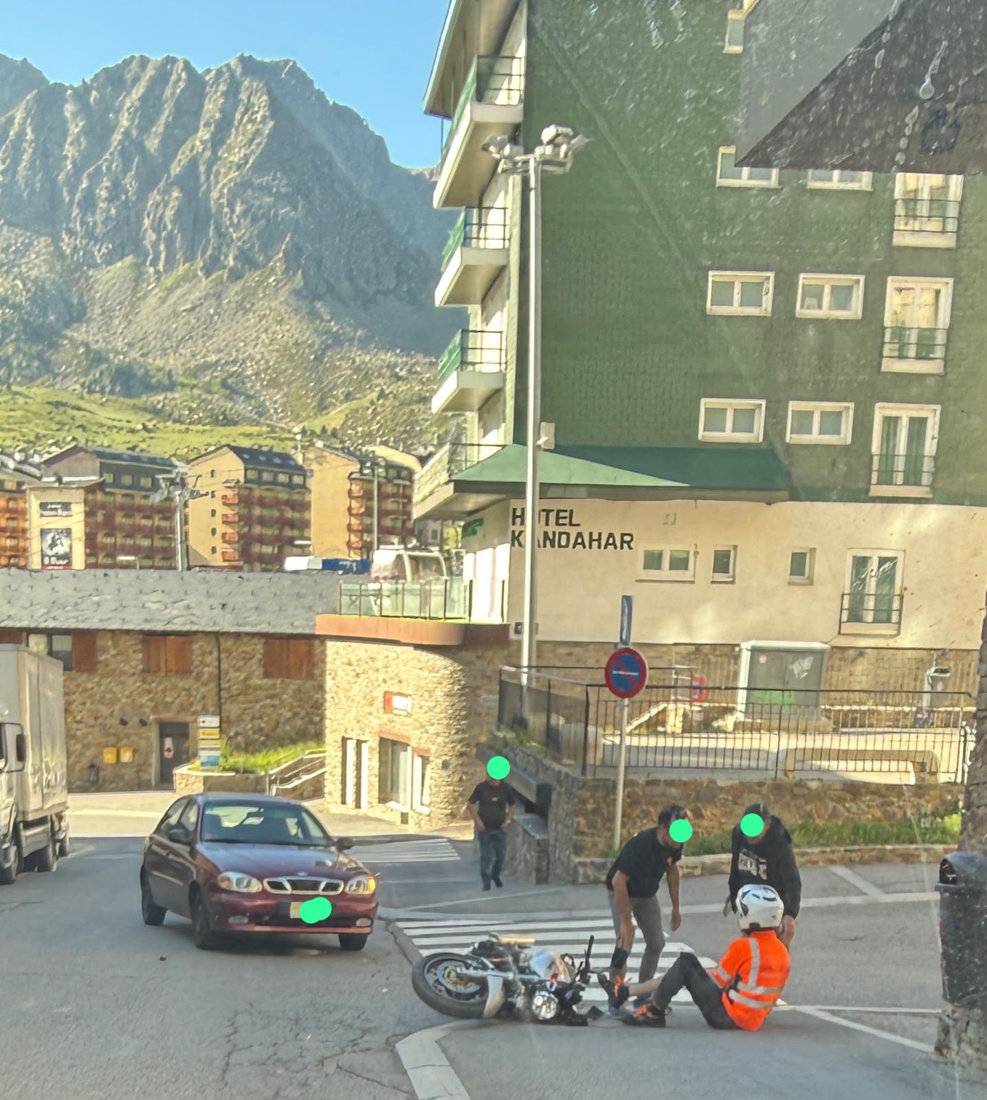 L'accident s'ha produït al carrer Bearn de la localitat encampadana. L'accident s'ha produït al carrer Bearn de la localitat encampadana.