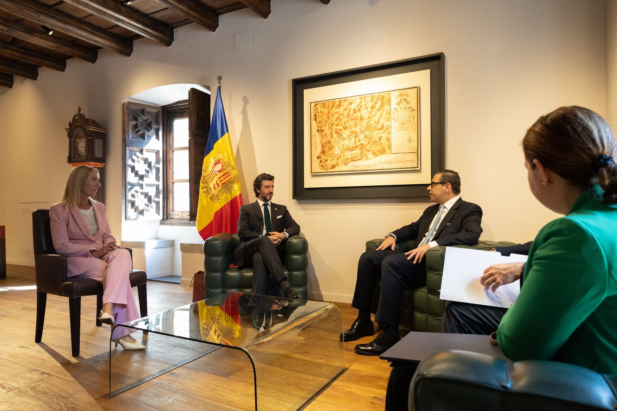 El ministre Kombos amb els síndics generals. // Sergi Pérez | Consell General La portaveu del Sindicat, Rebeca Bonache.