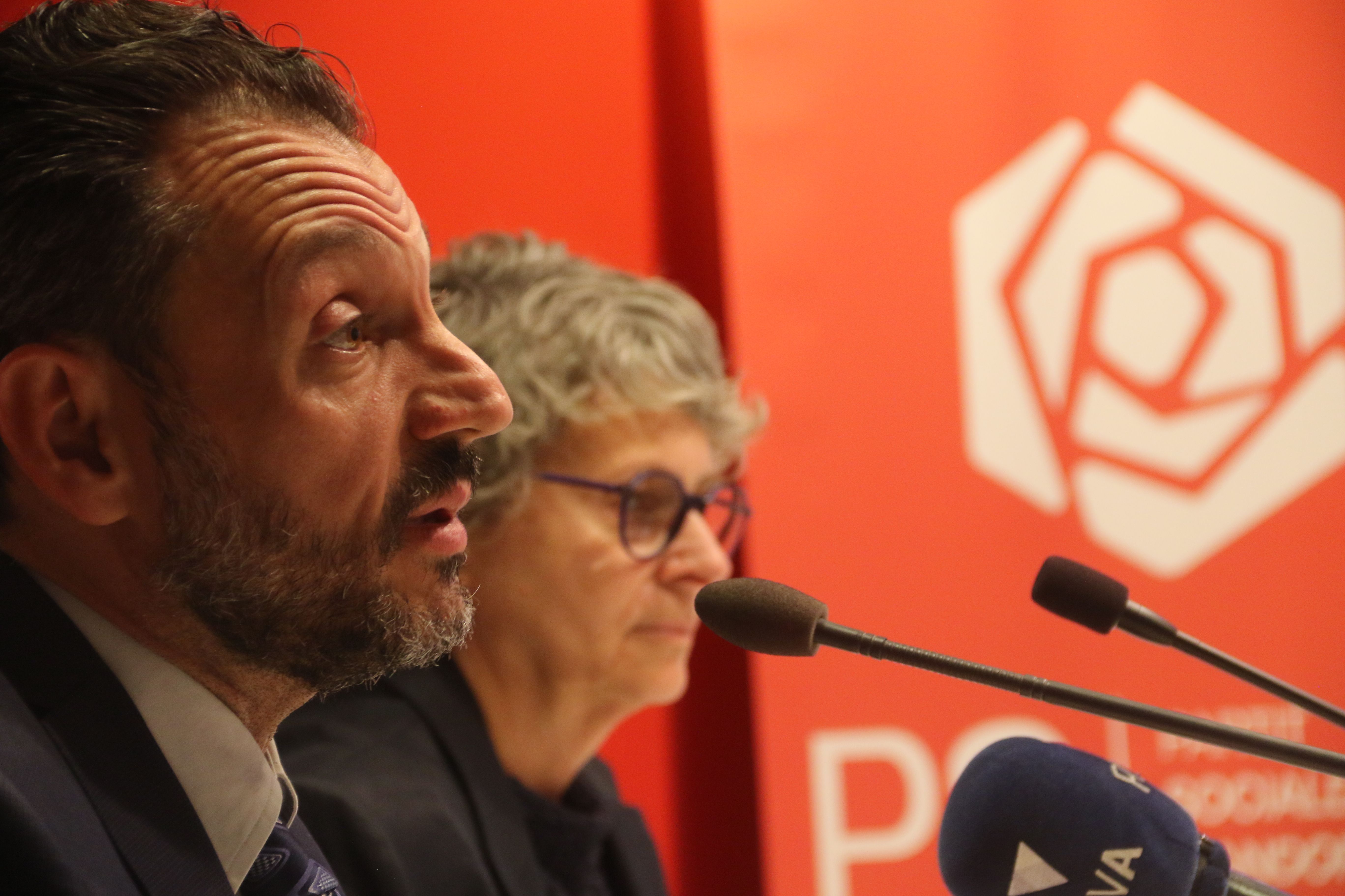 Gerard Alís i Susanna Vela durant la compareixença d'aquest migdia.
