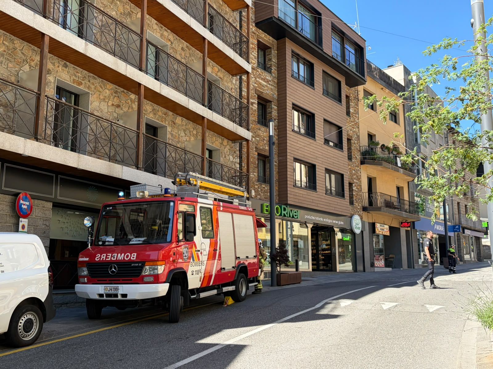 Els bombers, la policia i agents de circulació mobilitzats al lloc. Els bombers, la policia i agents de circulació mobilitzats al lloc.