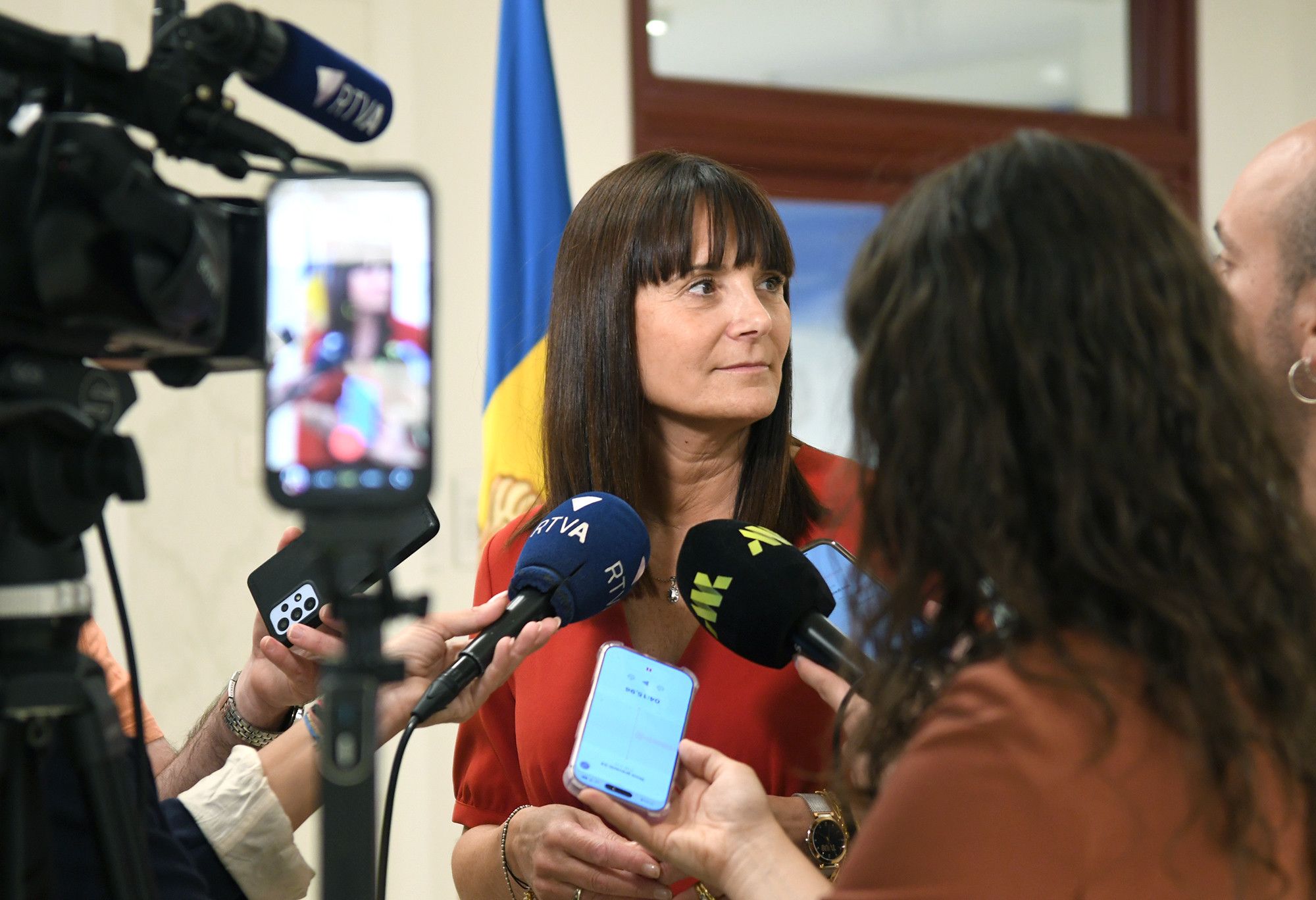 Mònica Bonell atenent als mitjans de comunicació. Mònica Bonell atenent als mitjans de comunicació.