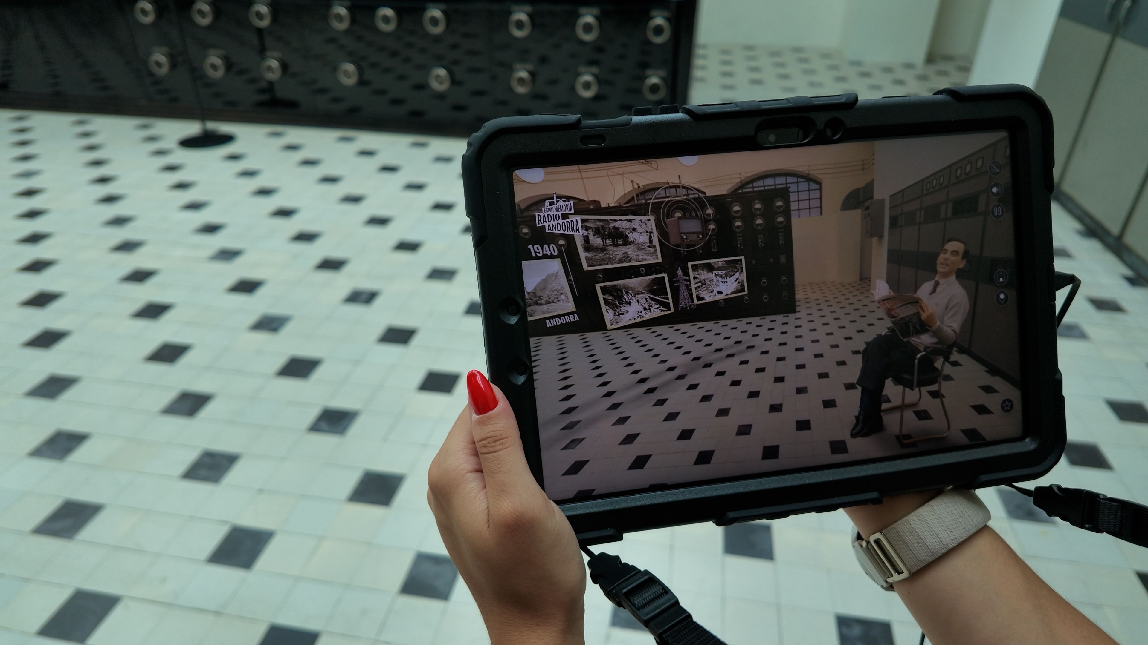 La visita es fa amb tauletes digitals que permeten superposar recreacions virtuals sobre els espais originals.