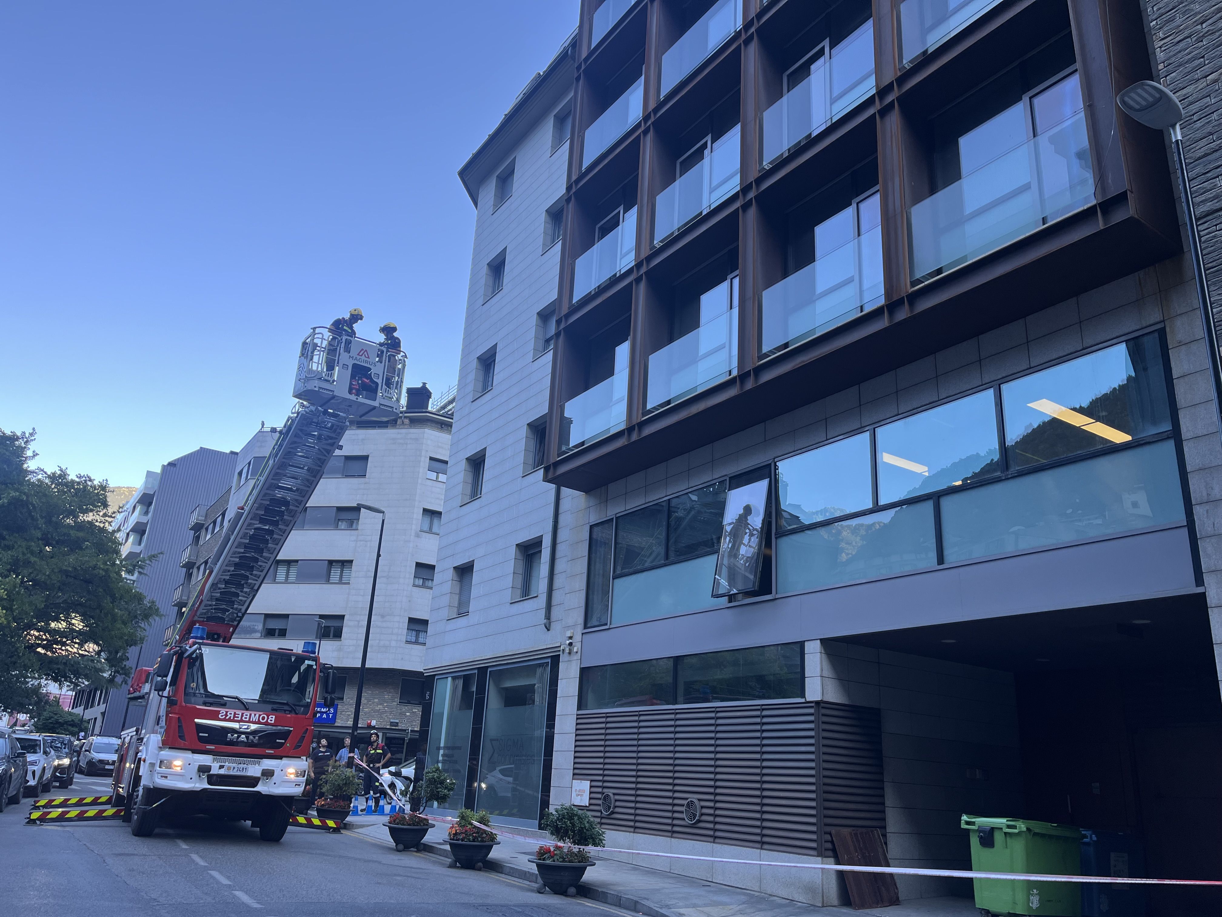 Mobilització dels bombers per la caiguda d’una planxa metàl·lica al carrer de la Grau.
