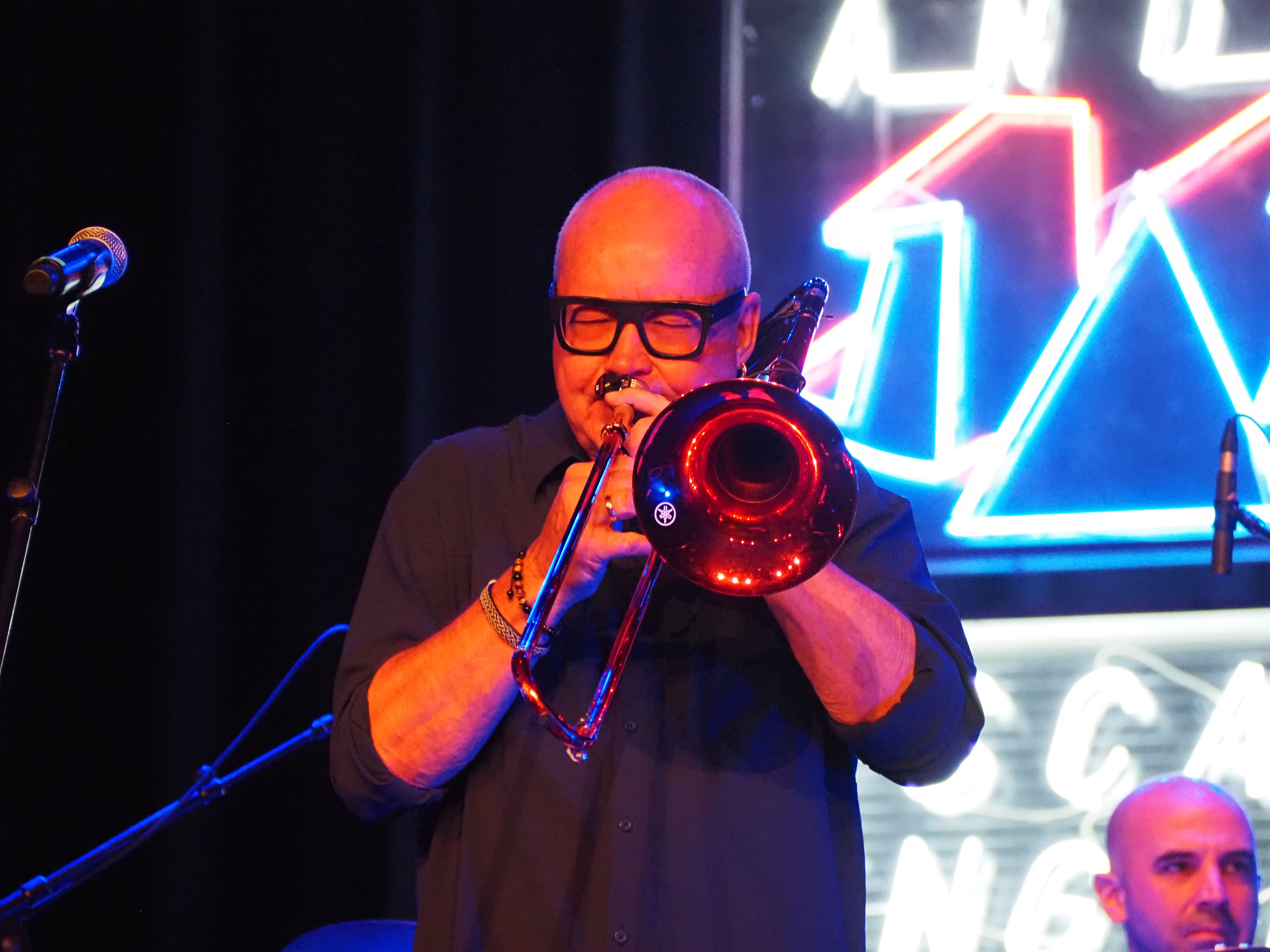 Nils Landgren i el seu característic trombó vermell. Nils Landgren i el seu característic trombó vermell.