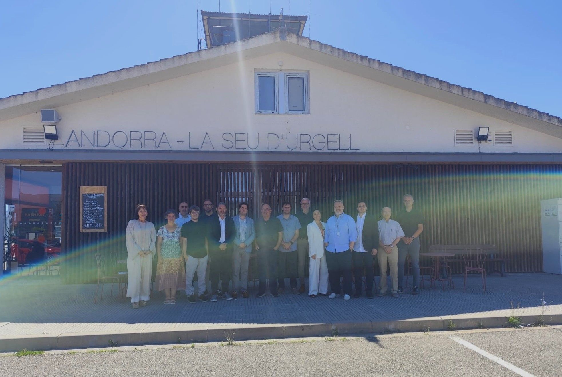 Els participants en la reunió a l'aeroport de la Seu. Els participants en la reunió a l'aeroport de la Seu.