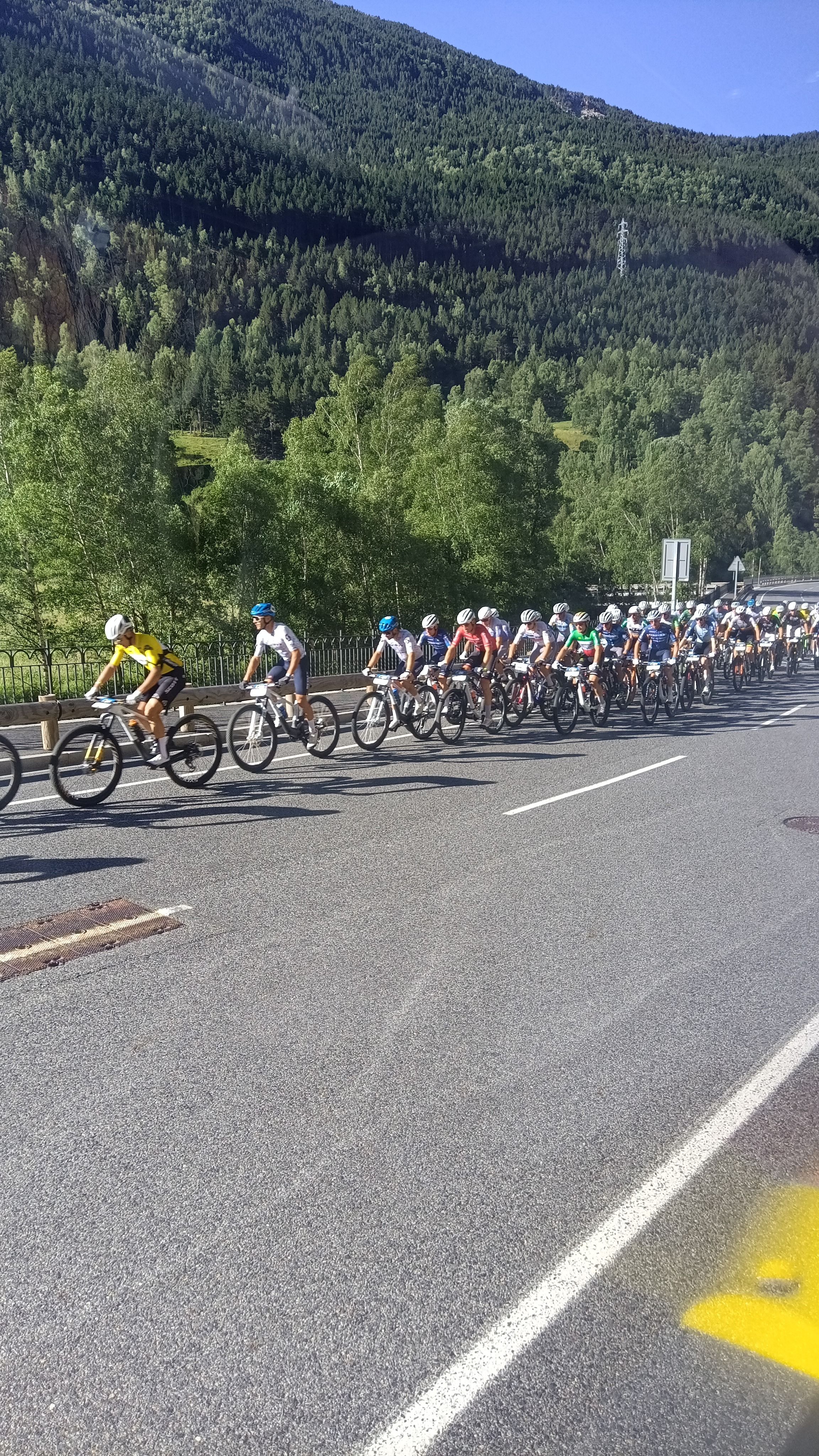 Els ciclistes passant per la CG2 aquest matí. La portaveu del Sindicat, Rebeca Bonache.