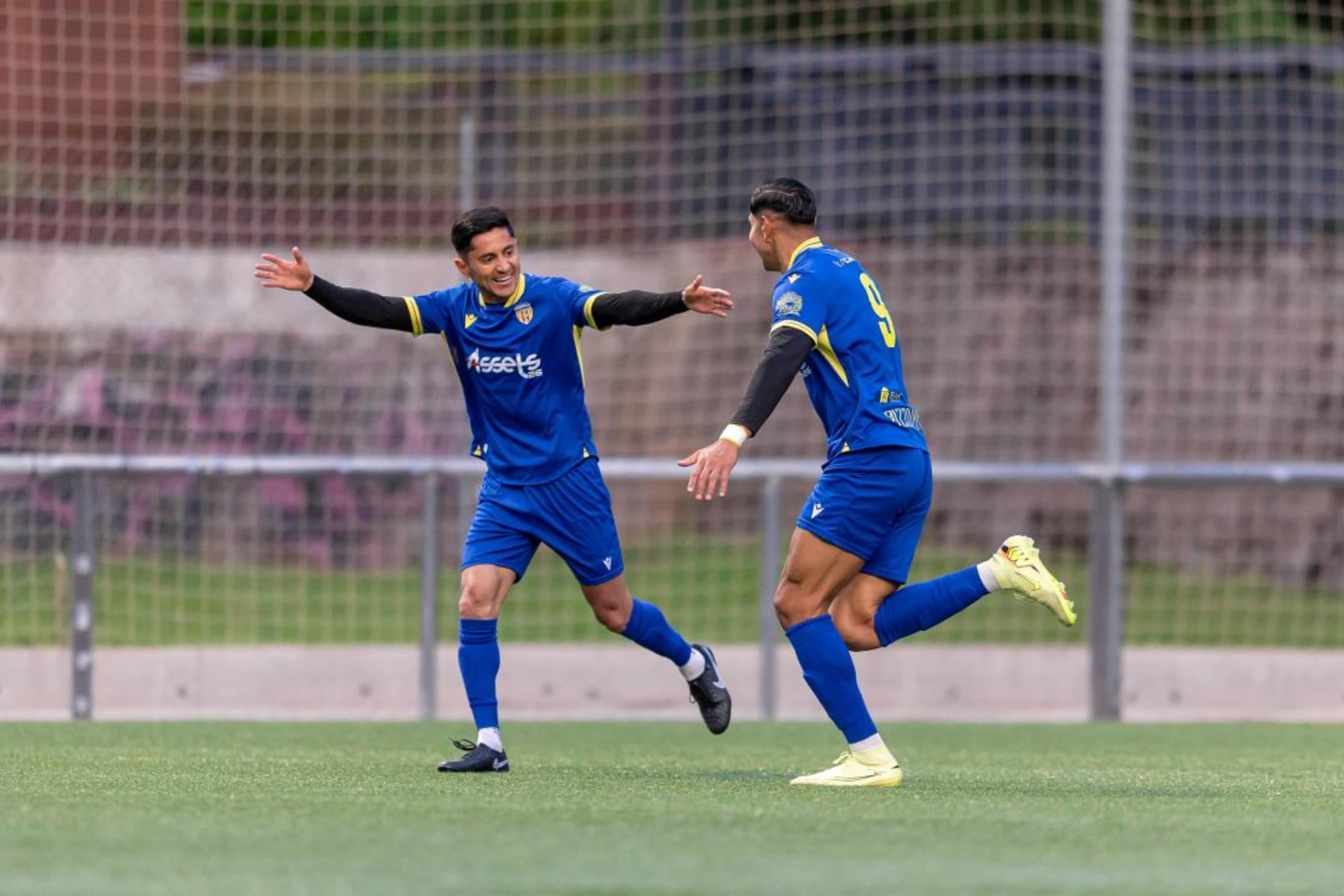 Dos jugadors del Ranger's celebrant un gol; el club espera haver complert. Dos jugadors del Ranger's celebrant un gol; el club espera haver complert.