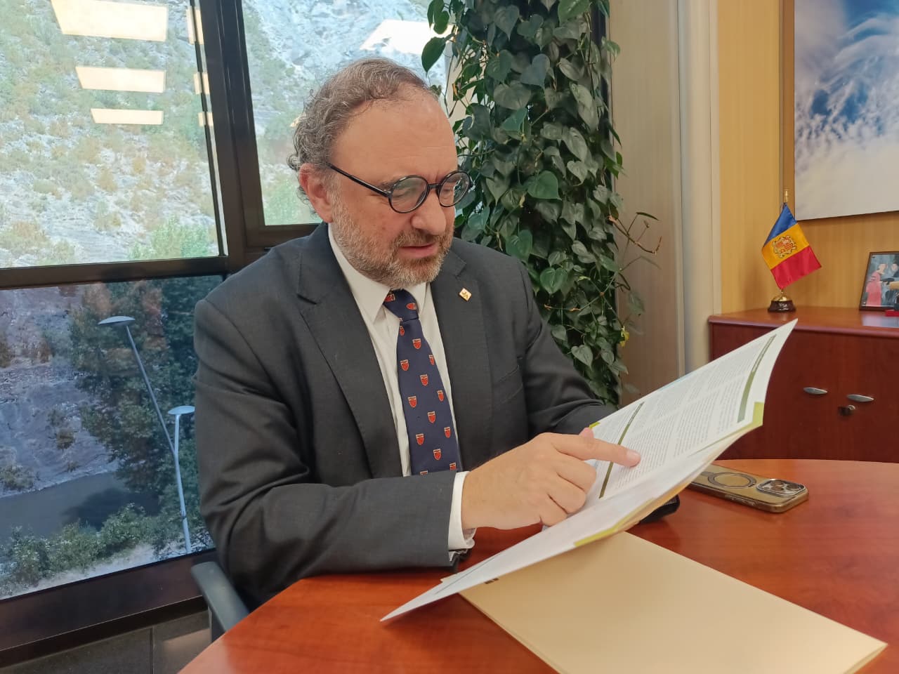 El rector de l'UdA, Juli Minoves, revisant el pla estratègic de la universitat. // M. P. La portaveu del Sindicat, Rebeca Bonache.