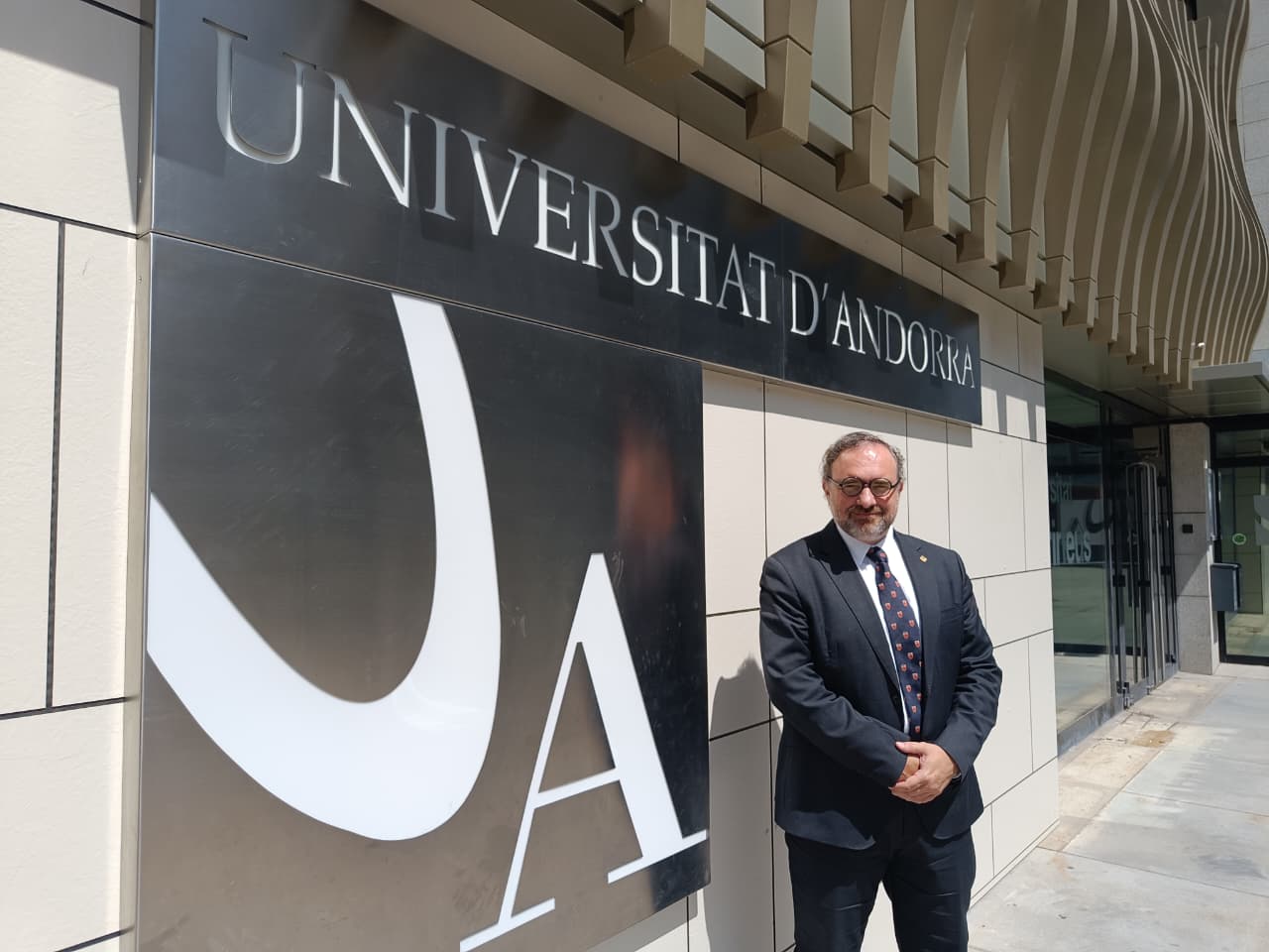 Juli Minoves davant de les instal·lacions de l'UdA. // M. P. La portaveu del Sindicat, Rebeca Bonache.