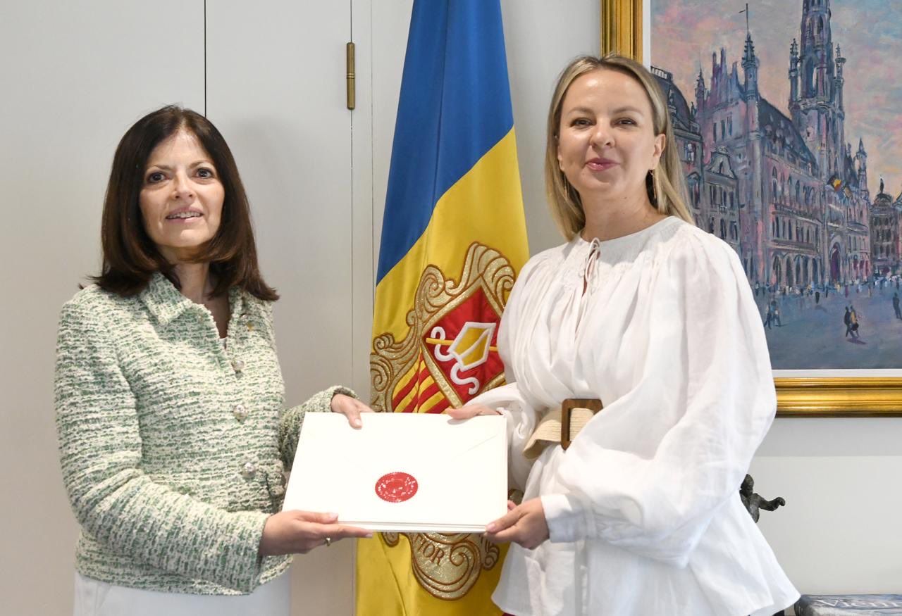 La ministra d’Afers Exteriors, Imma Tor, i la nova ambaixadora d’Ucraïna, Yuliia Sokolovska.