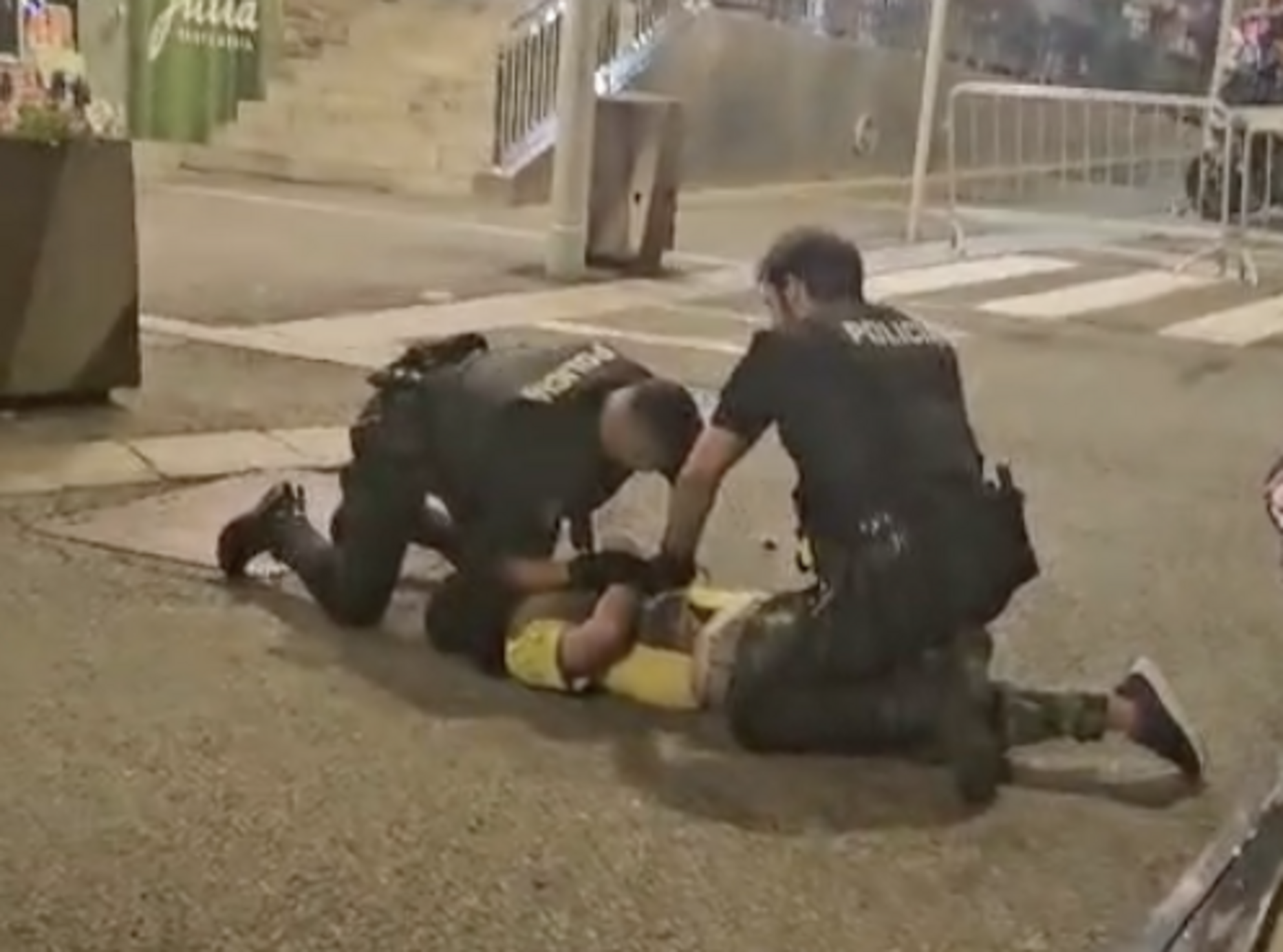 Actuació policial per reduir l'home. Actuació policial per reduir l'home.