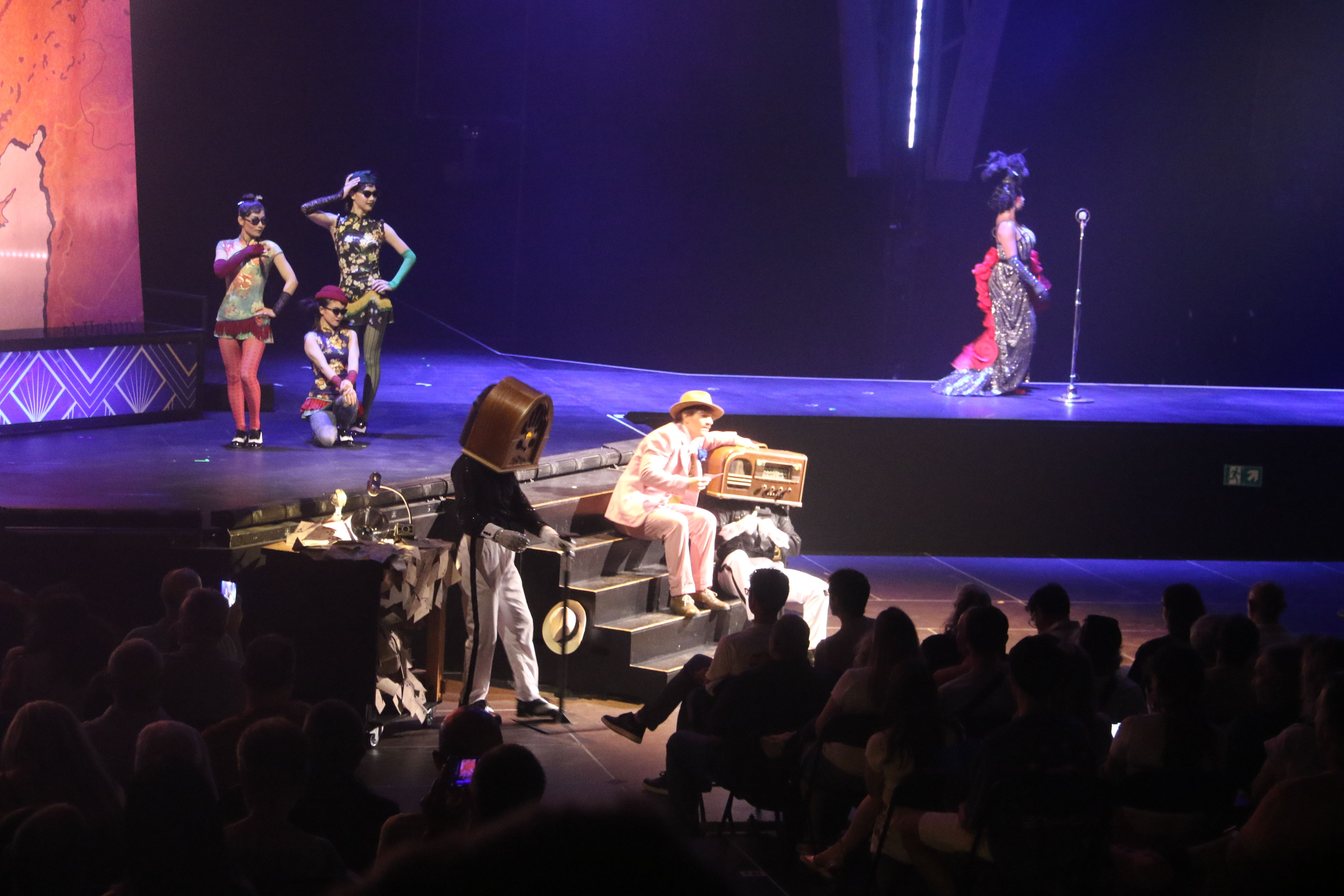 Muntatge teatral de context del muntatge acrobàtic pròpiament dit.