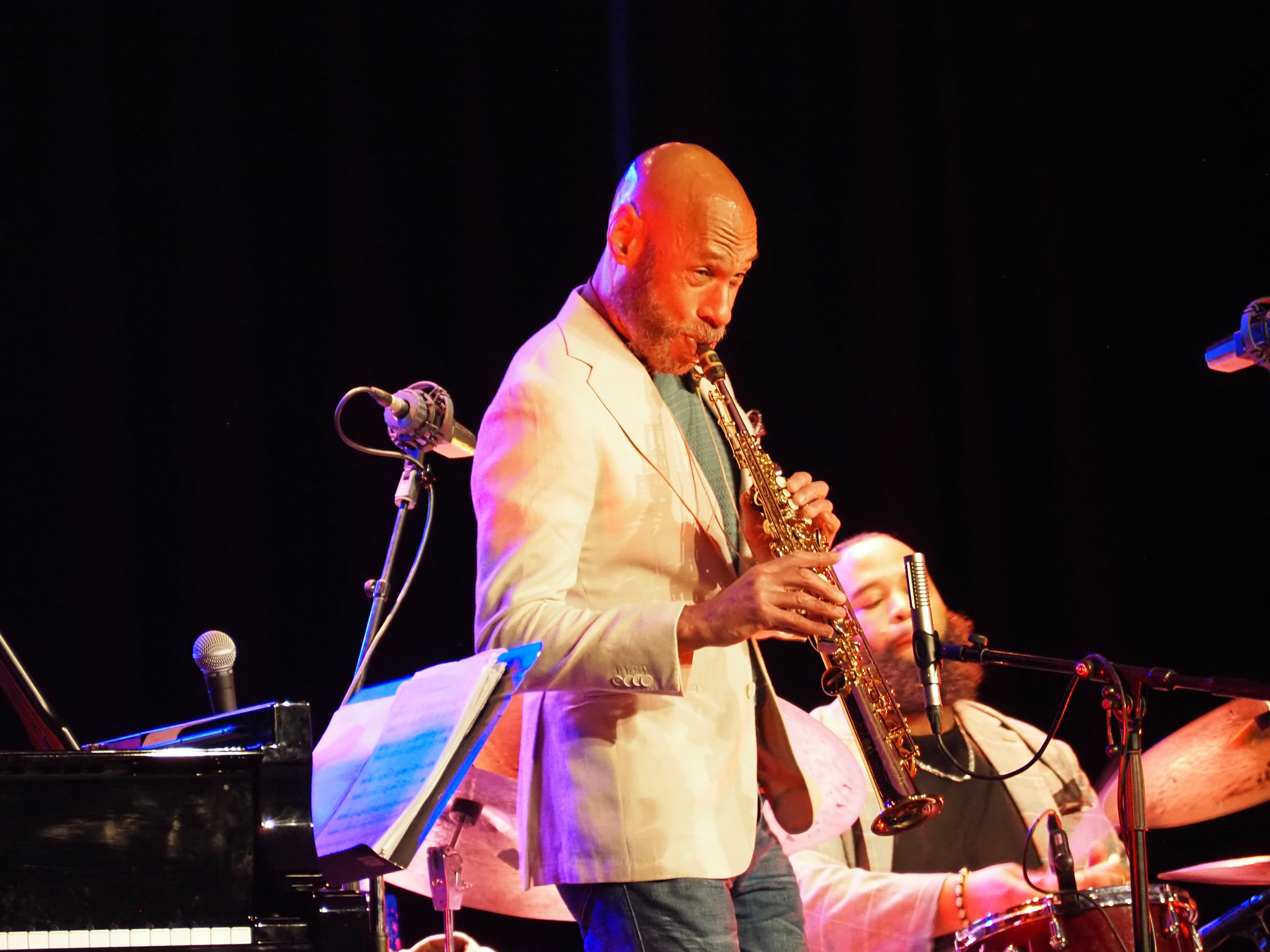 Joshua Redman amb el saxo soprano. Joshua Redman amb el saxo soprano.
