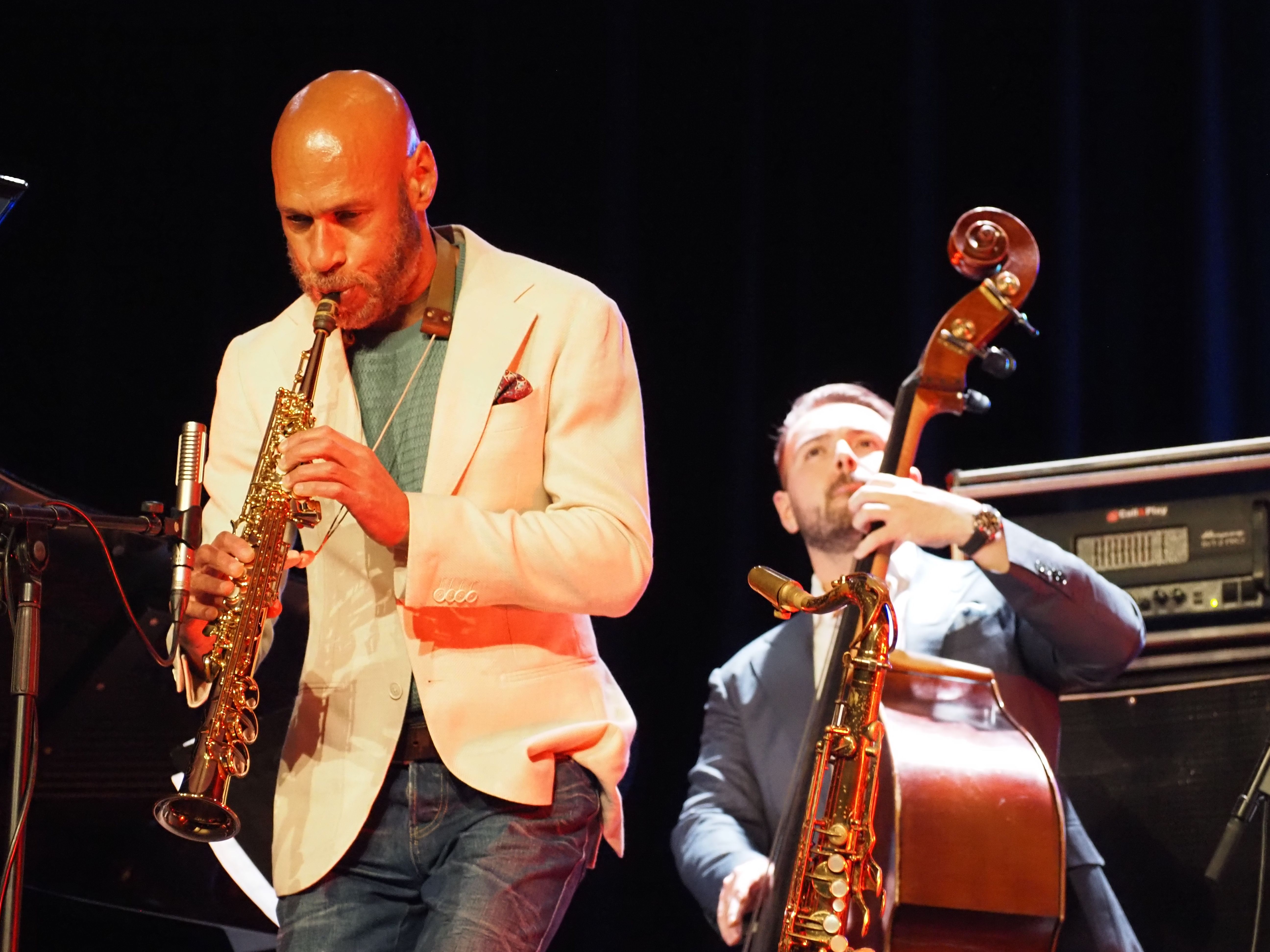 Joshua Redman amb el saxo soprano. Joshua Redman amb el saxo soprano.